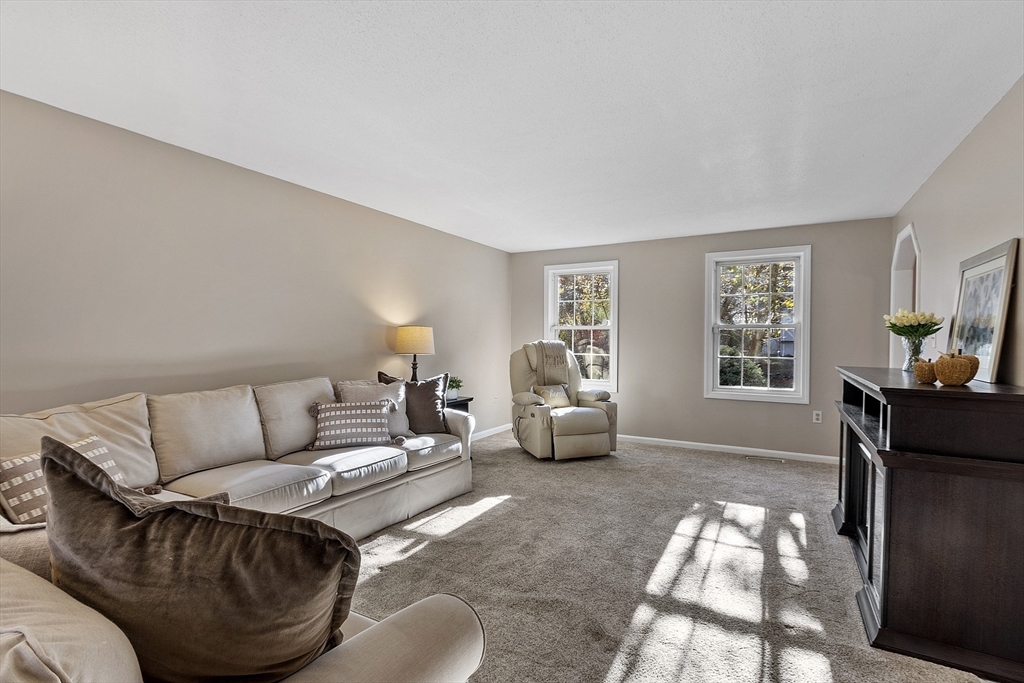 Dracut, Massachusetts, 01826, United States, 3 Bedrooms Bedrooms, ,2 BathroomsBathrooms,Residential,For Sale,1988134