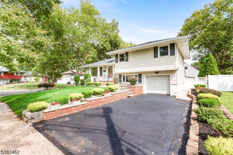 Rahway City, New Jersey, 07065, United States, 3 Bedrooms Bedrooms, ,3 BathroomsBathrooms,Residential,For Sale,1996239