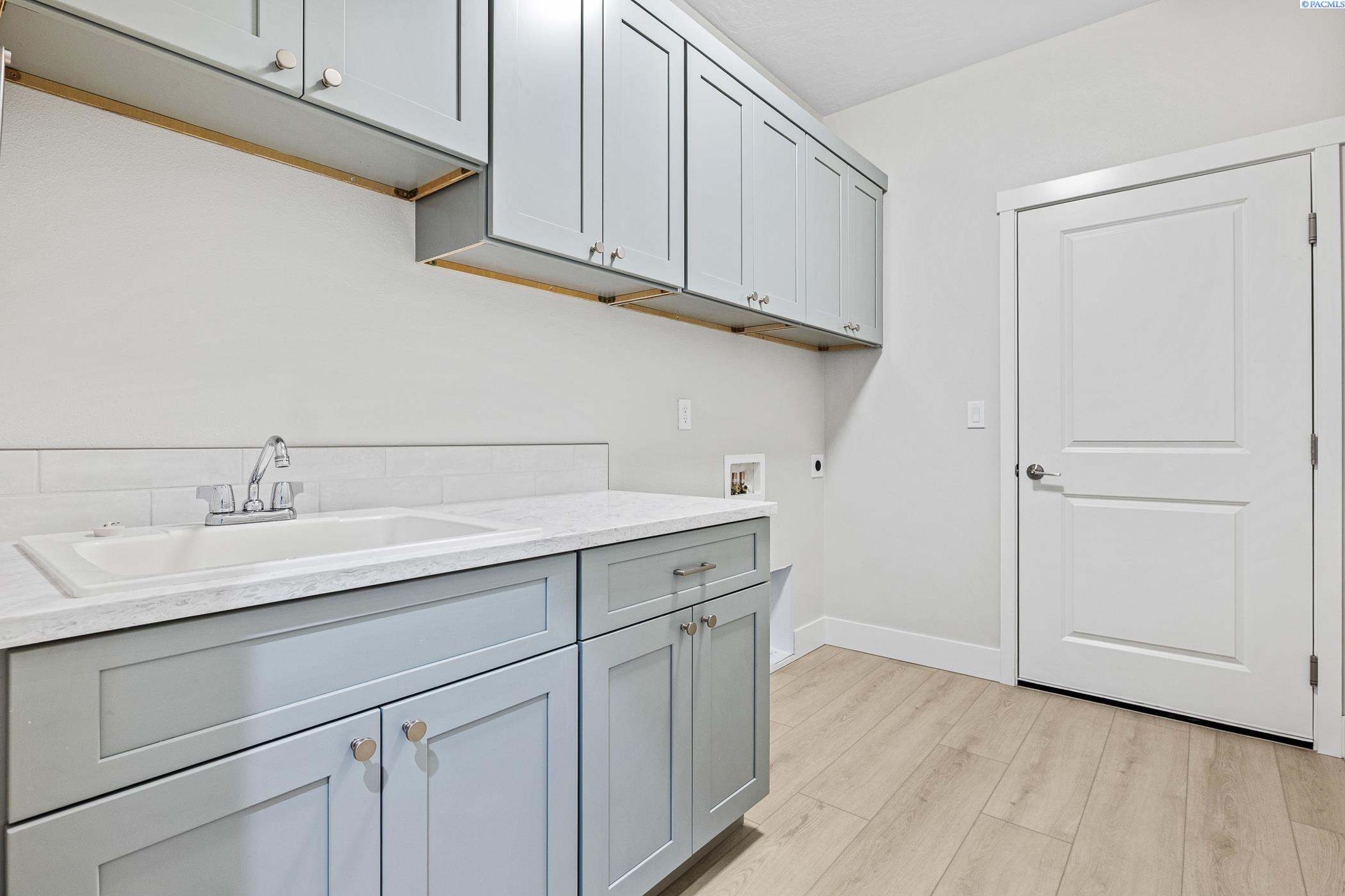 Kennewick, Washington, 99338, United States, 4 Bedrooms Bedrooms, ,2 BathroomsBathrooms,Residential,For Sale,1987872