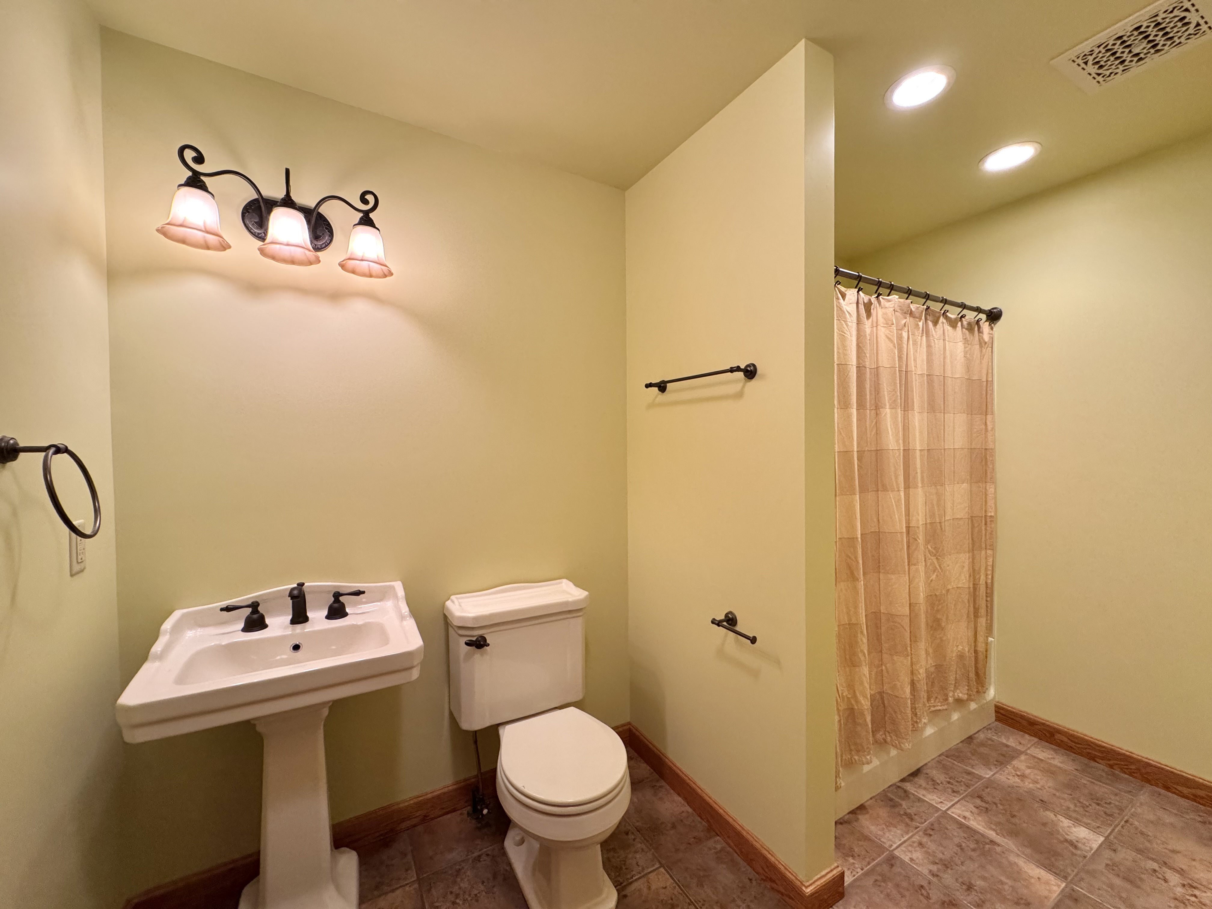 Catskill, New York, 12414, United States, 4 Bedrooms Bedrooms, ,3 BathroomsBathrooms,Residential,For Sale,1977487