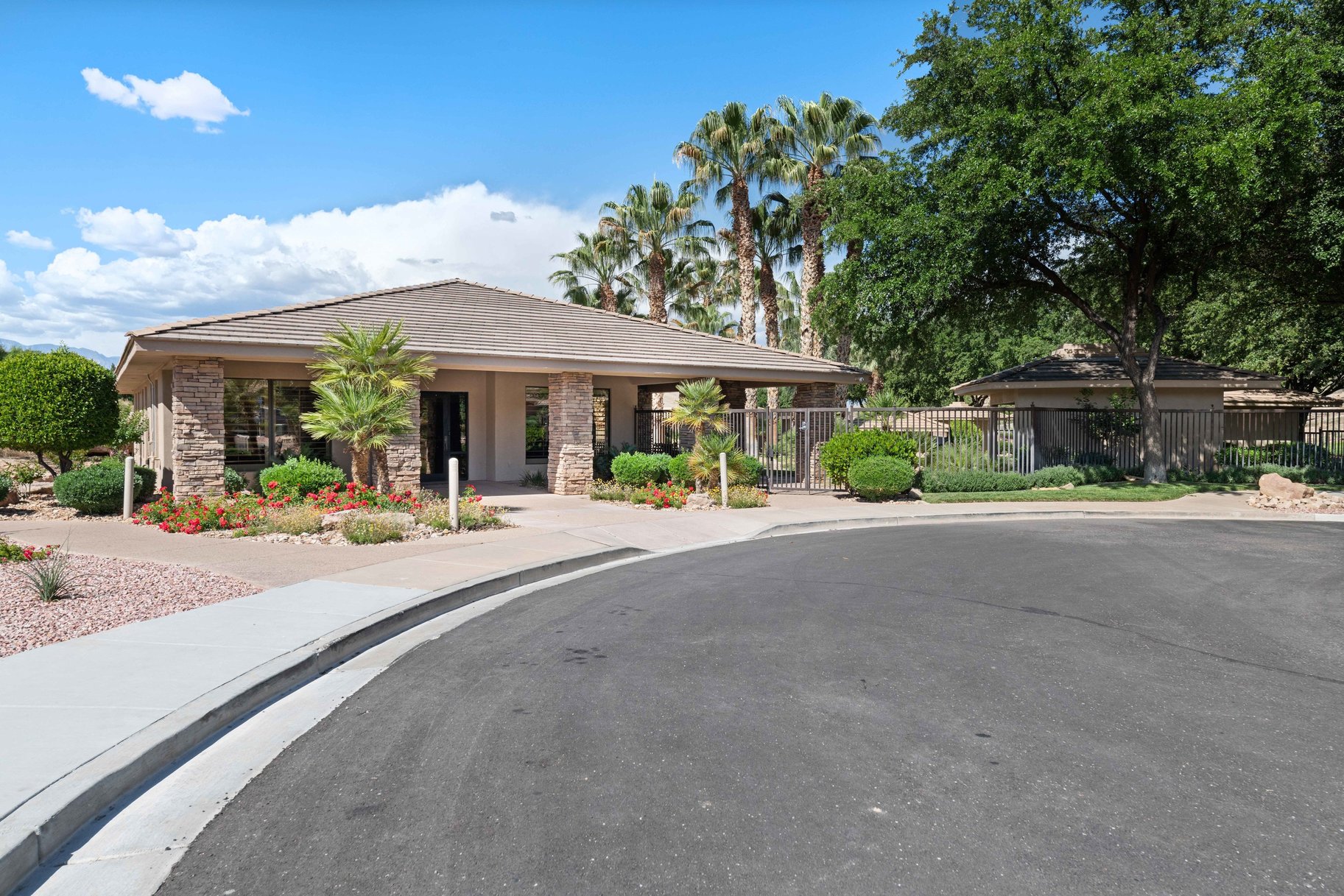  On The edge Of Stone Cliff With Sweeping Stunning City And Mountain Views - 物件實景