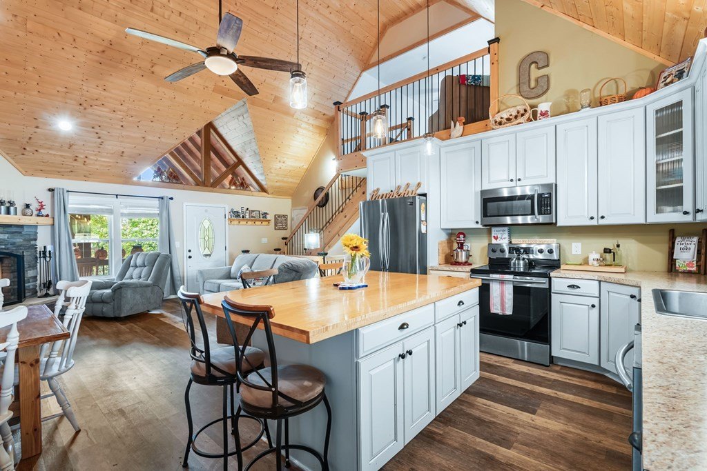 Blairsville, Georgia, 30512, United States, 3 Bedrooms Bedrooms, ,3 BathroomsBathrooms,Residential,For Sale,1979899