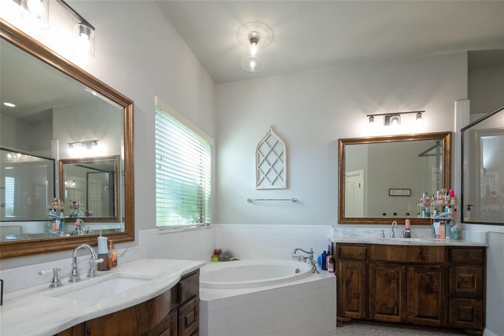 Weatherford, Texas, 76088, United States, 3 Bedrooms Bedrooms, ,2 BathroomsBathrooms,Residential,For Sale,1976944