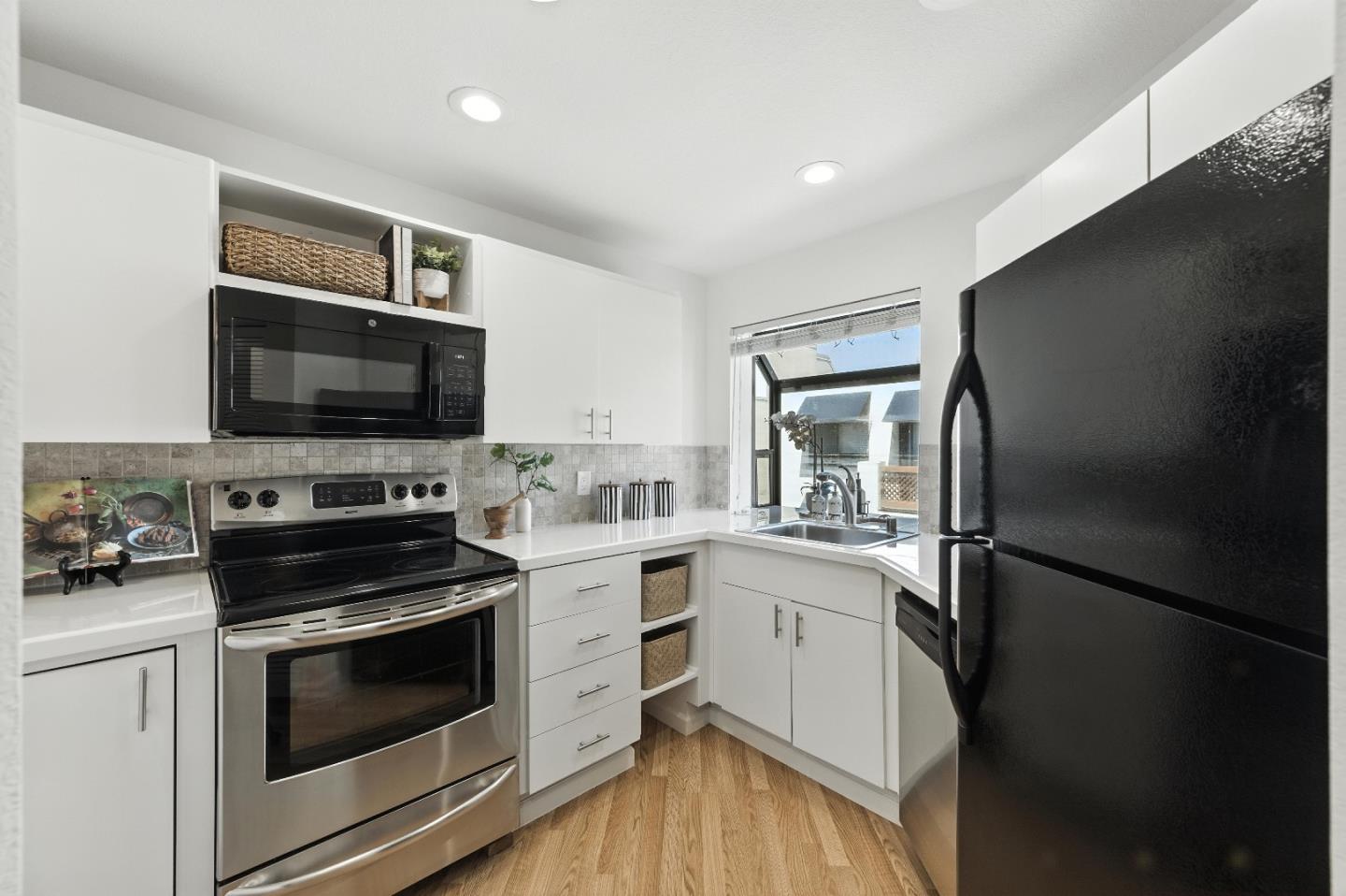 Redwood Shores, California, 94065, United States, 2 Bedrooms Bedrooms, ,2 BathroomsBathrooms,Residential,For Sale,1939930