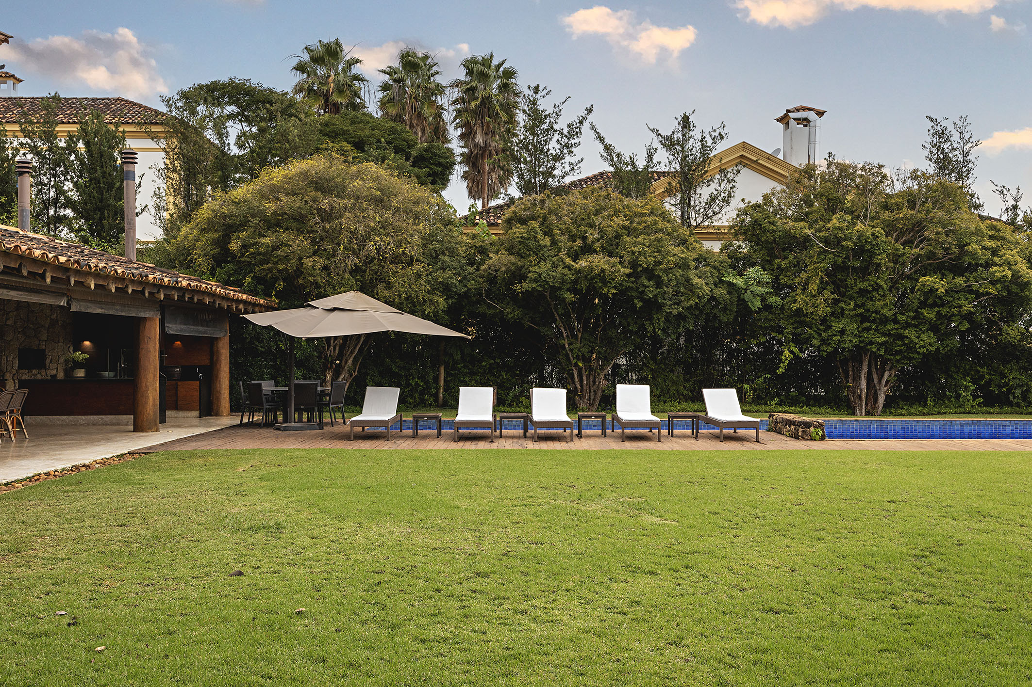  Farmhouse-Style Residence with Permanent Views of the Golf Course - 物件實景