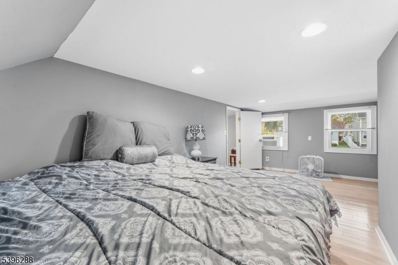 Dunellen Boro, New Jersey, 08812, United States, 5 Bedrooms Bedrooms, ,2 BathroomsBathrooms,Residential,For Sale,1989398