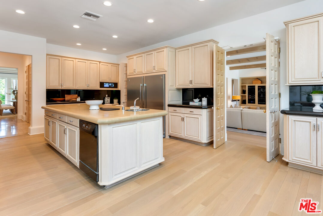 Beverly Hills, California, 90210, United States, 6 Bedrooms Bedrooms, ,8 BathroomsBathrooms,Residential,For Sale,1926509
