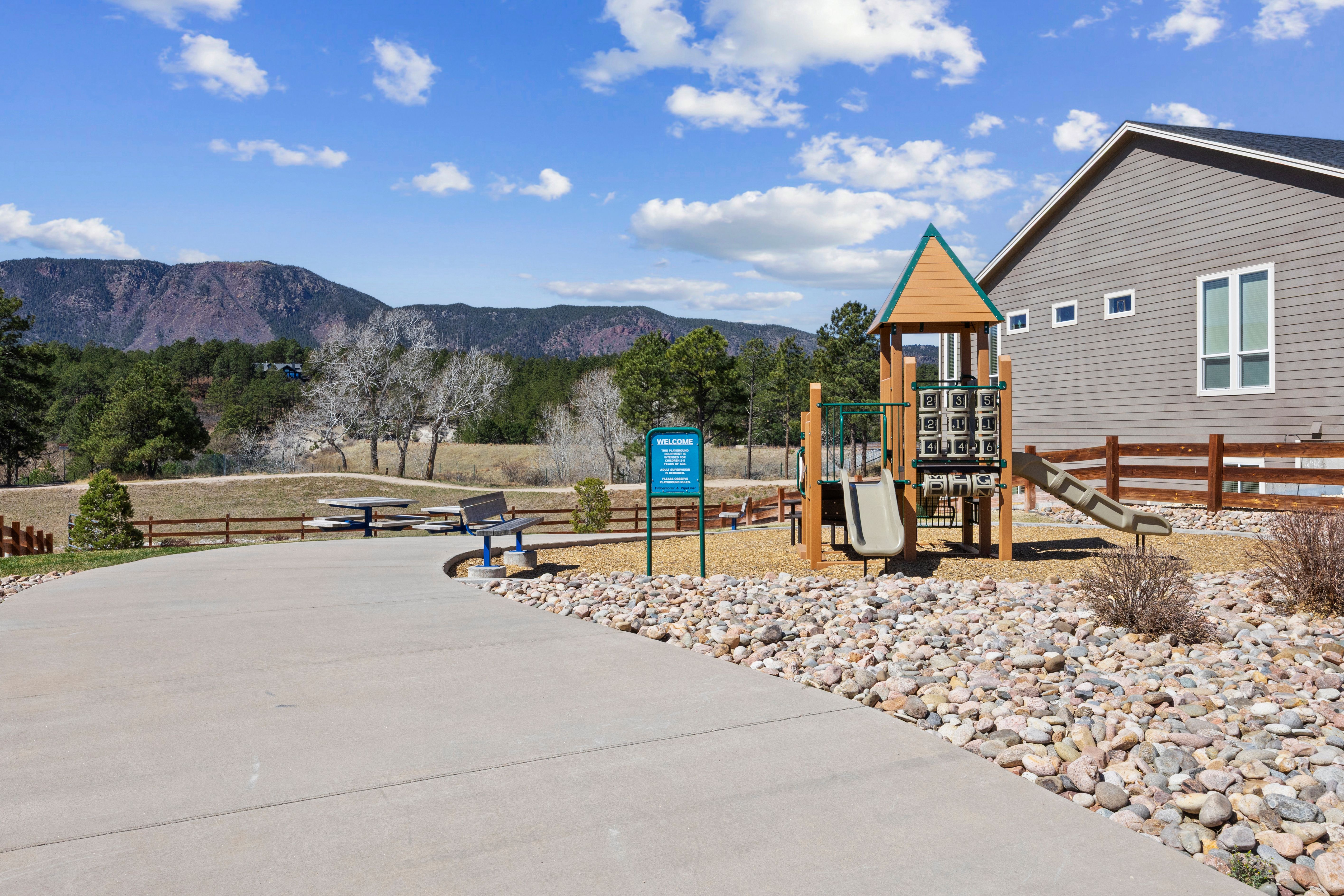  Open, Spacious, Upgraded, Walkout Rancher is Meticulous and with Views - 物件實景