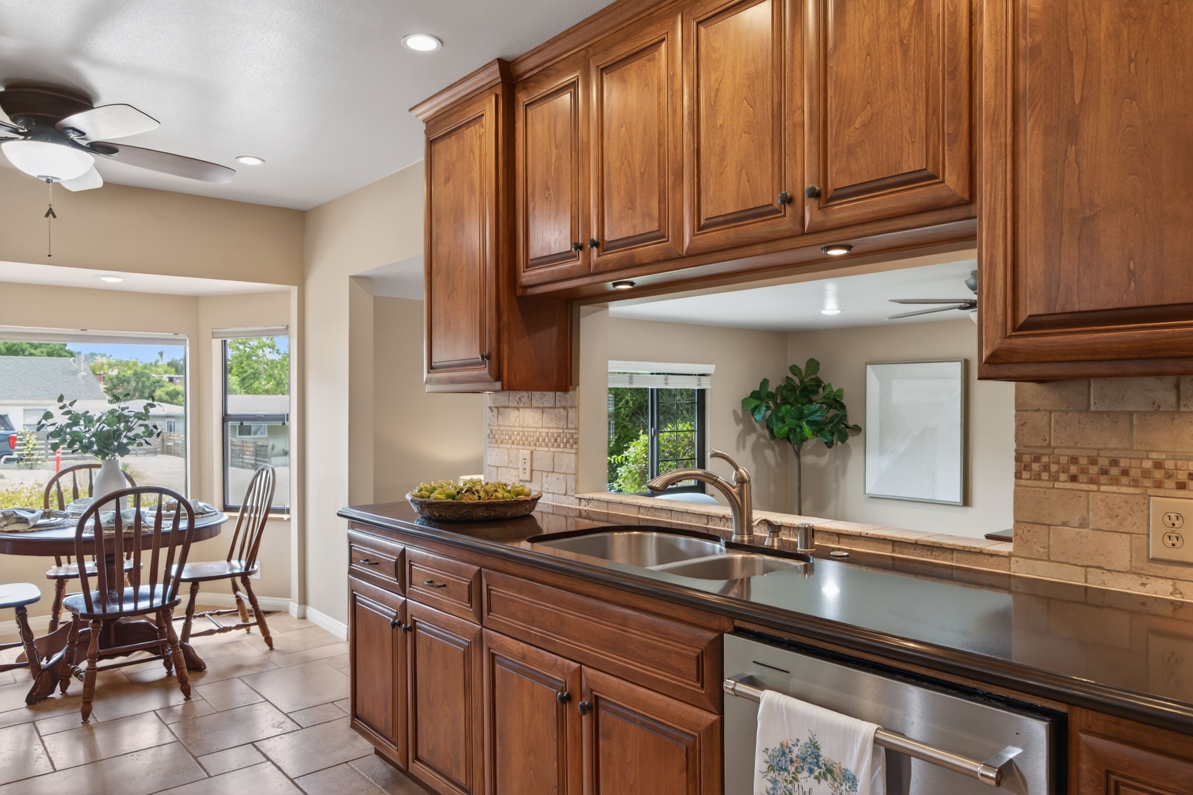  245 East Oak View Avenue, Oak View, CA 93022 - 物件實景