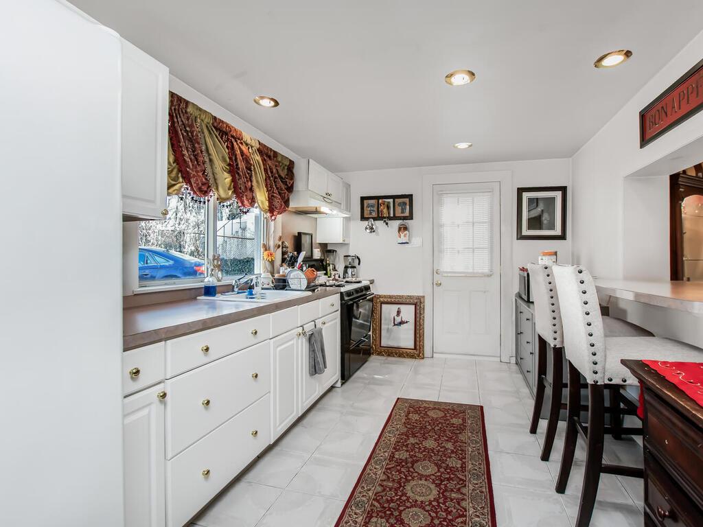 Yonkers, New York, 10710, United States, 3 Bedrooms Bedrooms, ,2 BathroomsBathrooms,Residential,For Sale,1982503