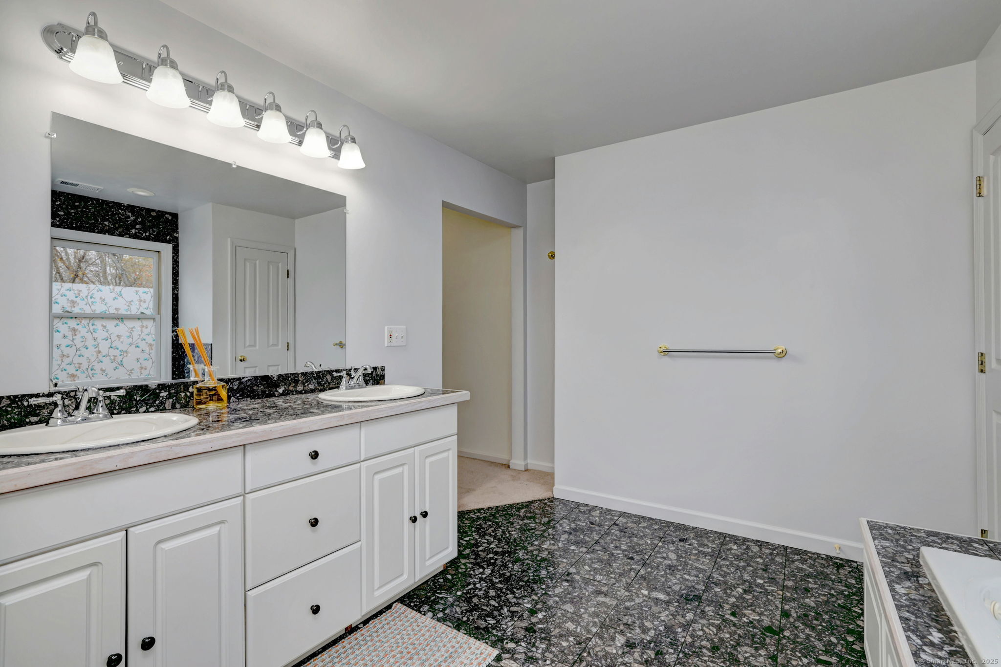 Orange, Connecticut, 06477, United States, 4 Bedrooms Bedrooms, ,4 BathroomsBathrooms,Residential,For Sale,1987664