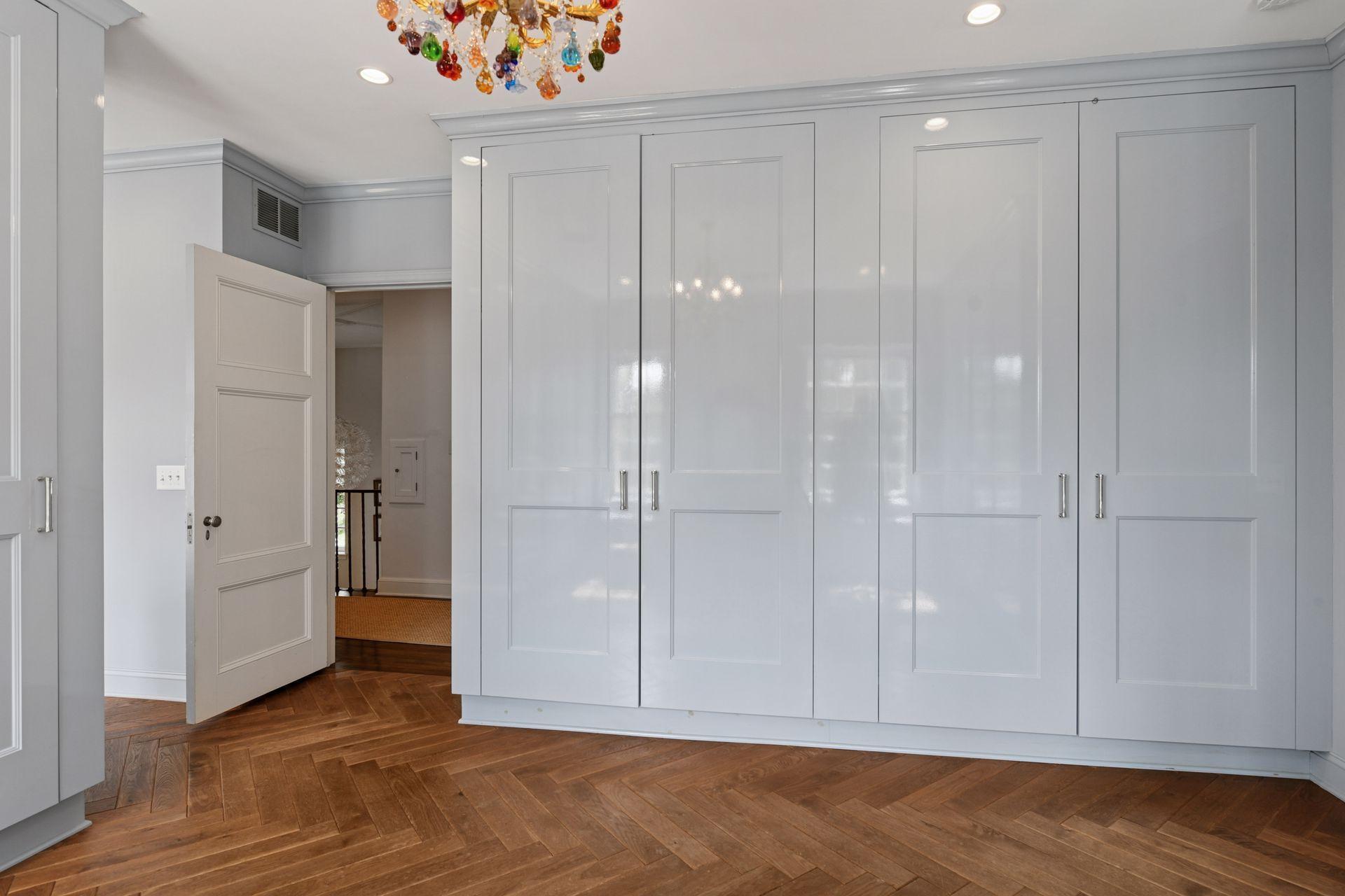 Minneapolis, Minnesota, 55405, United States, 5 Bedrooms Bedrooms, ,4 BathroomsBathrooms,Residential,For Sale,1989086