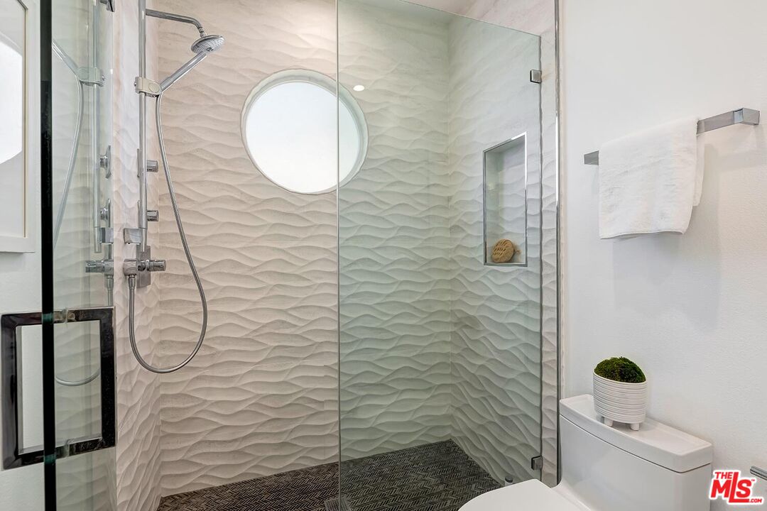 Pacific Palisades, California, 90272, United States, 4 Bedrooms Bedrooms, ,4 BathroomsBathrooms,Residential,For Sale,1911356