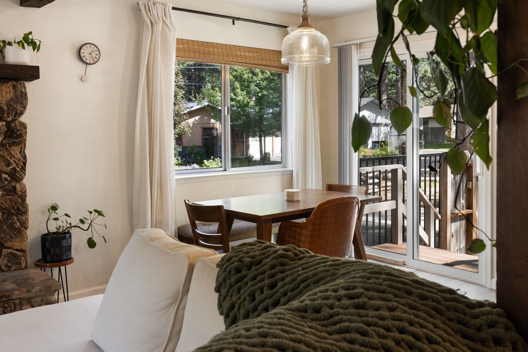  Charming Gambrel-Style Home in a Peaceful Setting - 物件實景