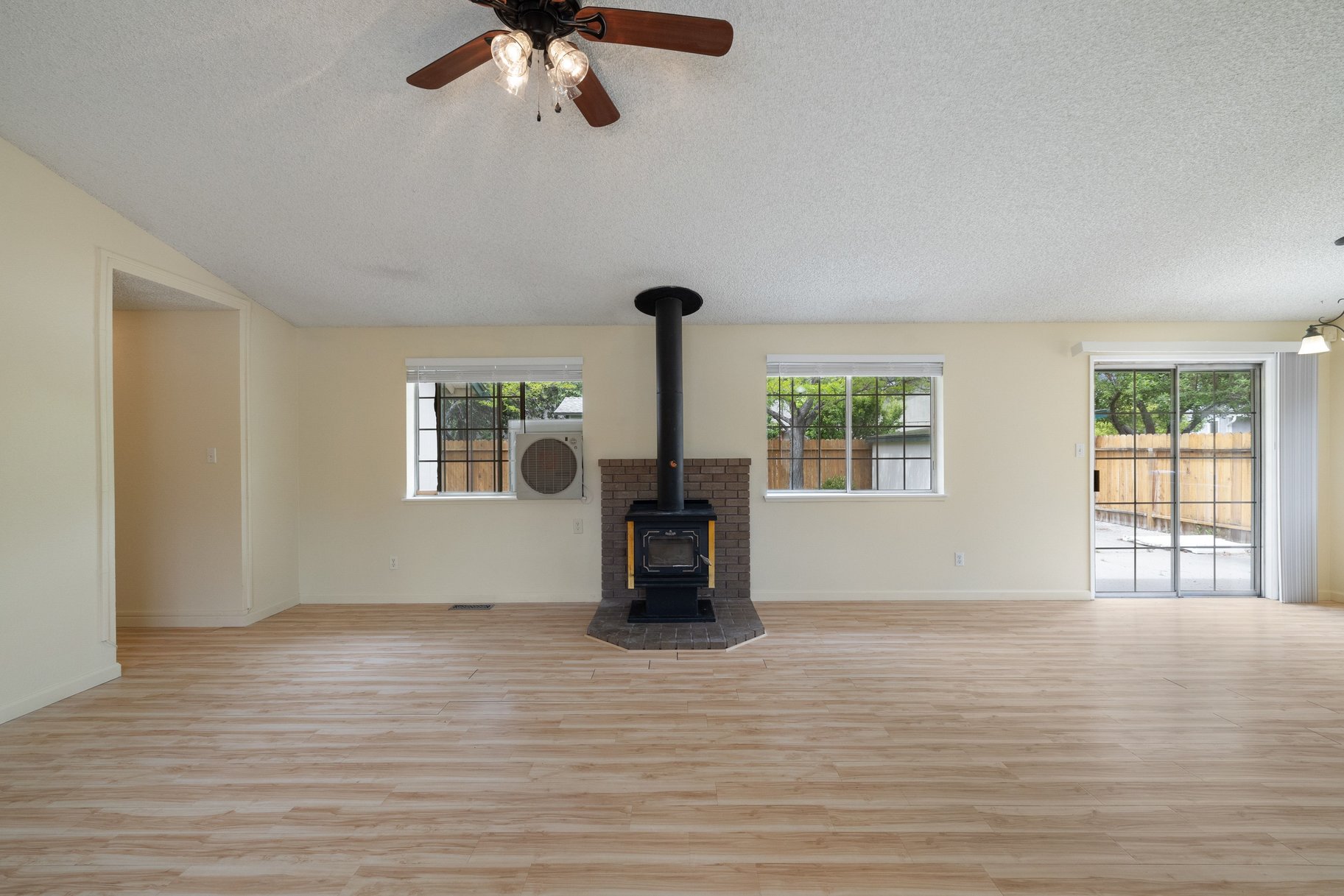  Move-in Ready. Great starter or investment home - 物件實景