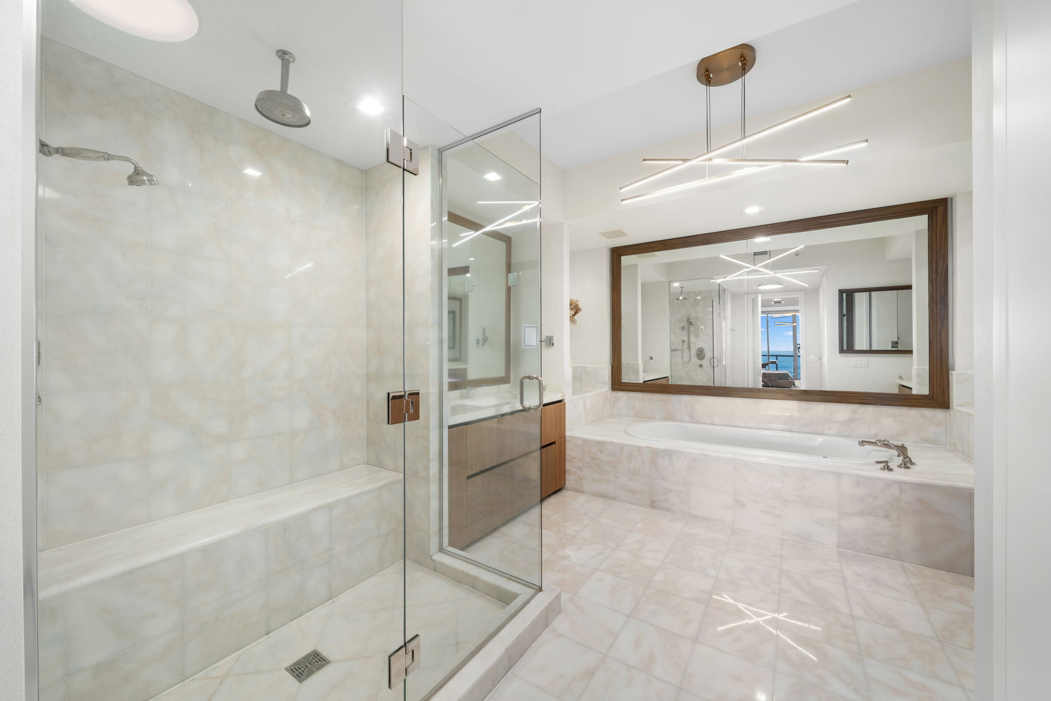  50 S Pointe Dr, Miami Beach, FL, 33139 - 物件實景