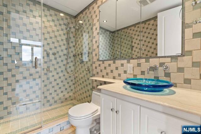 Cliffside Park, New Jersey, 07010, United States, 3 Bedrooms Bedrooms, ,4 BathroomsBathrooms,Residential,For Sale,1885354
