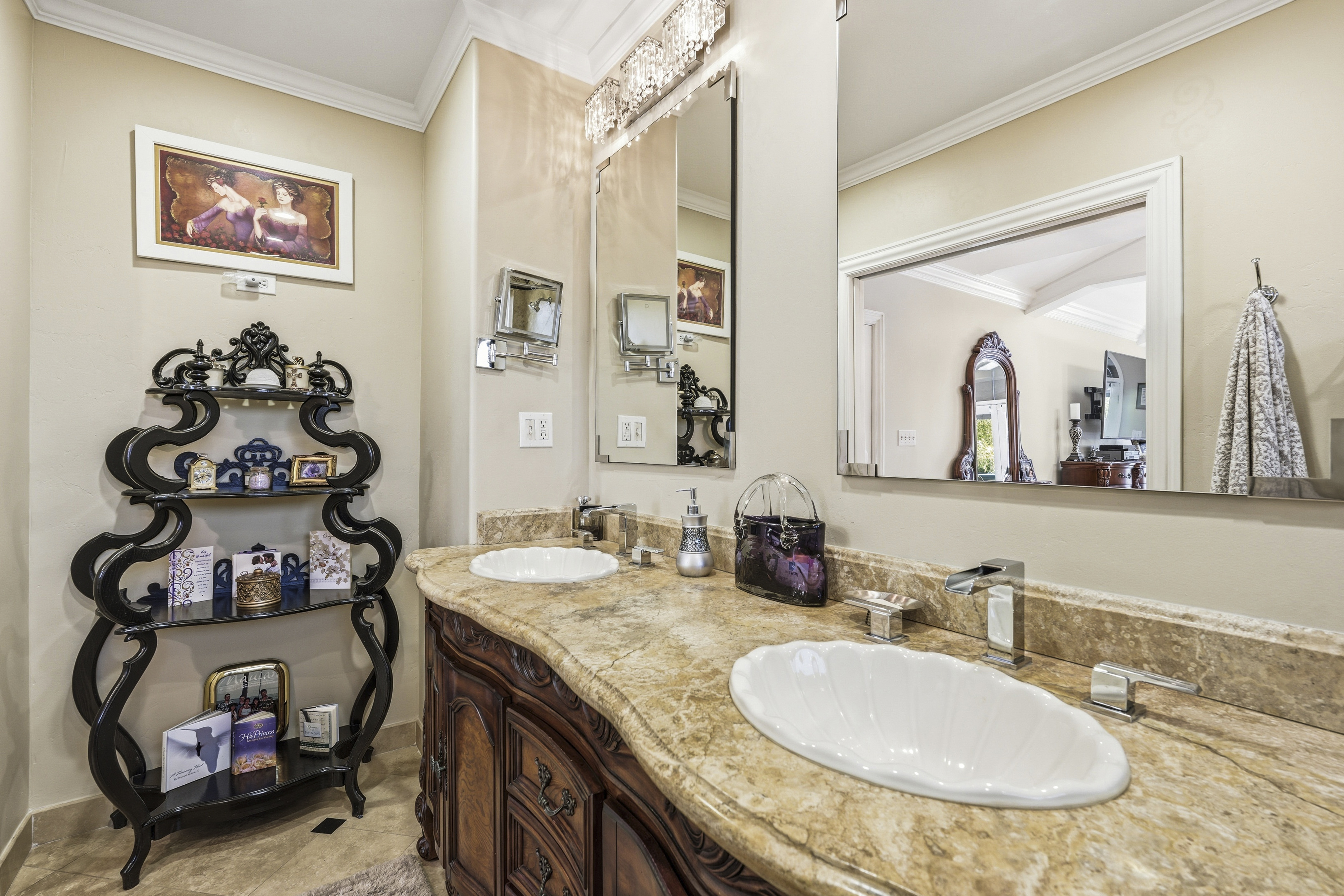  Million Dollar Views and Timeless Elegance in This Exceptional Residence - 物件實景