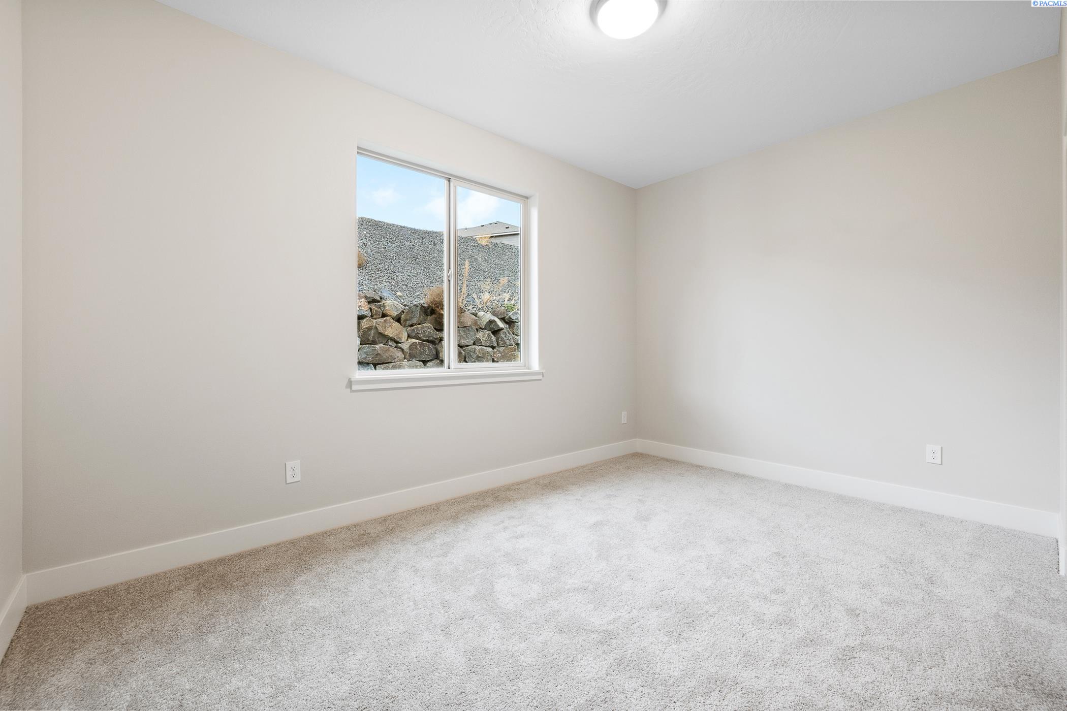 Kennewick, Washington, 99338, United States, 4 Bedrooms Bedrooms, ,2 BathroomsBathrooms,Residential,For Sale,1987872