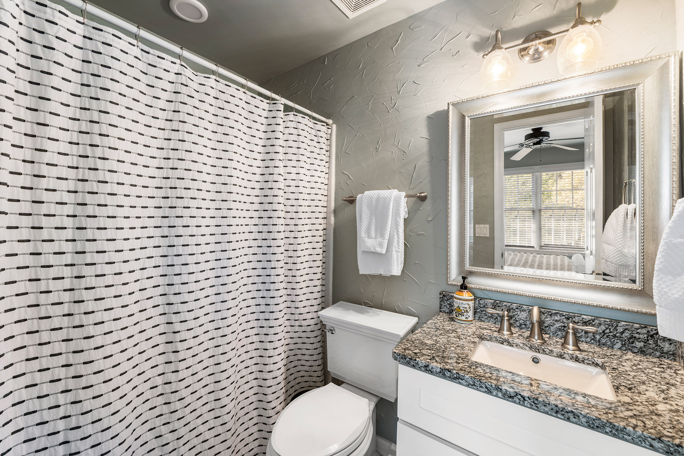  Completely Renovated Home in Desirable Location - 物件實景