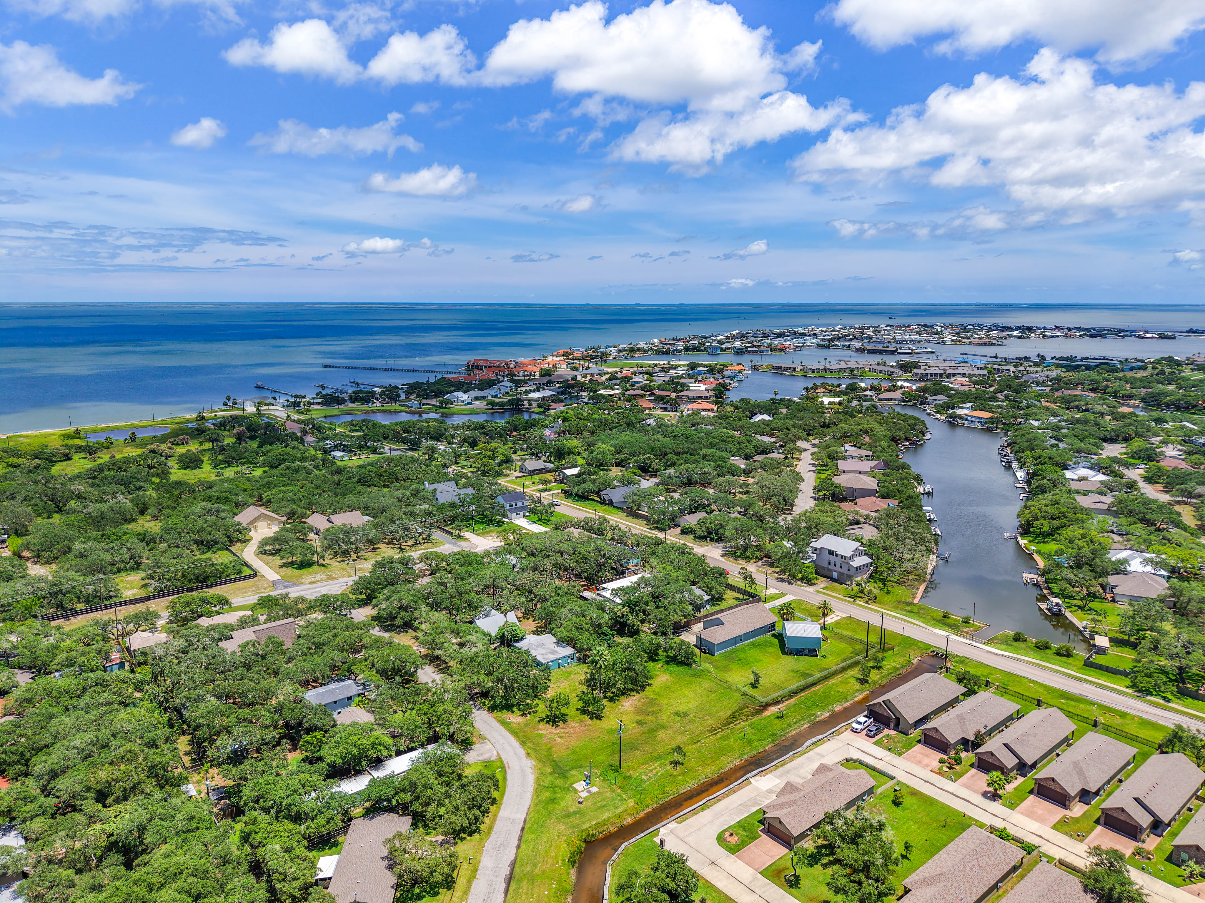  Conveniently Located Close to Water, Dining and Shopping - 物件實景
