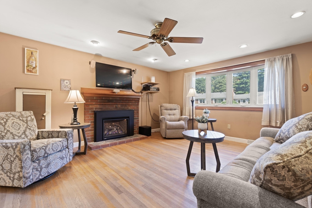Mansfield, Massachusetts, 02048, United States, 3 Bedrooms Bedrooms, ,1 BathroomBathrooms,Residential,For Sale,1926255