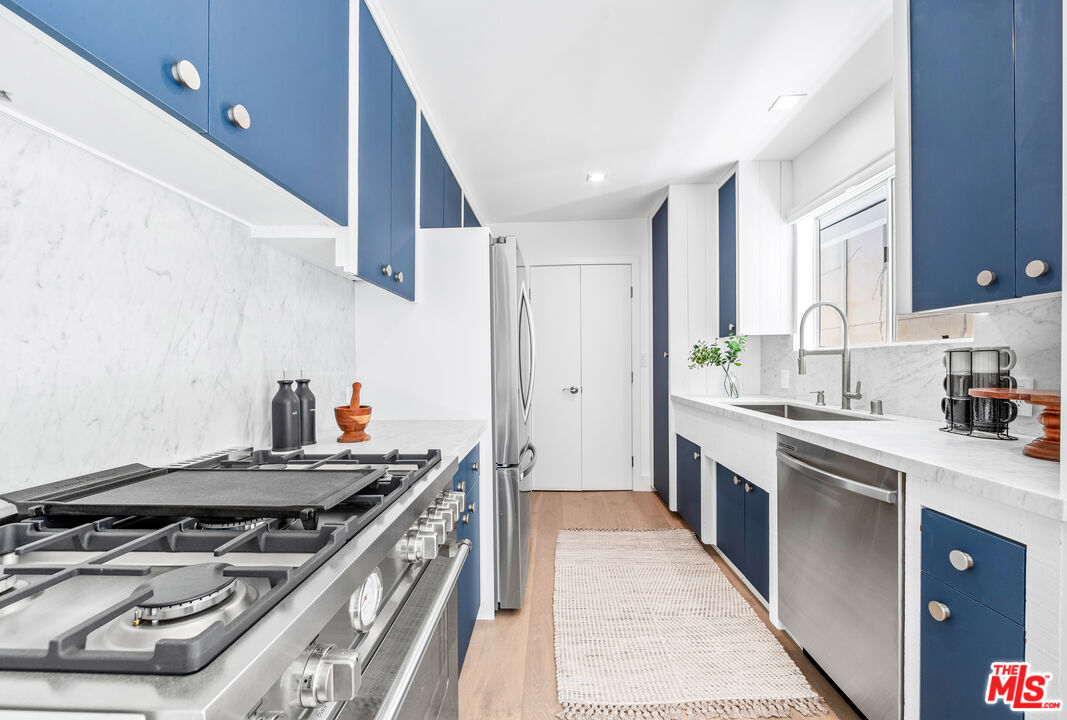 Los Angeles, California, 90049, United States, 3 Bedrooms Bedrooms, ,3 BathroomsBathrooms,Residential,For Sale,1890284