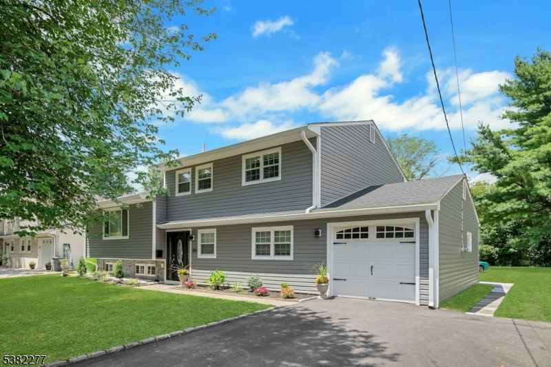 Springfield Twp., New Jersey, 07081, United States, 4 Bedrooms Bedrooms, ,3 BathroomsBathrooms,Residential,For Sale,1938892