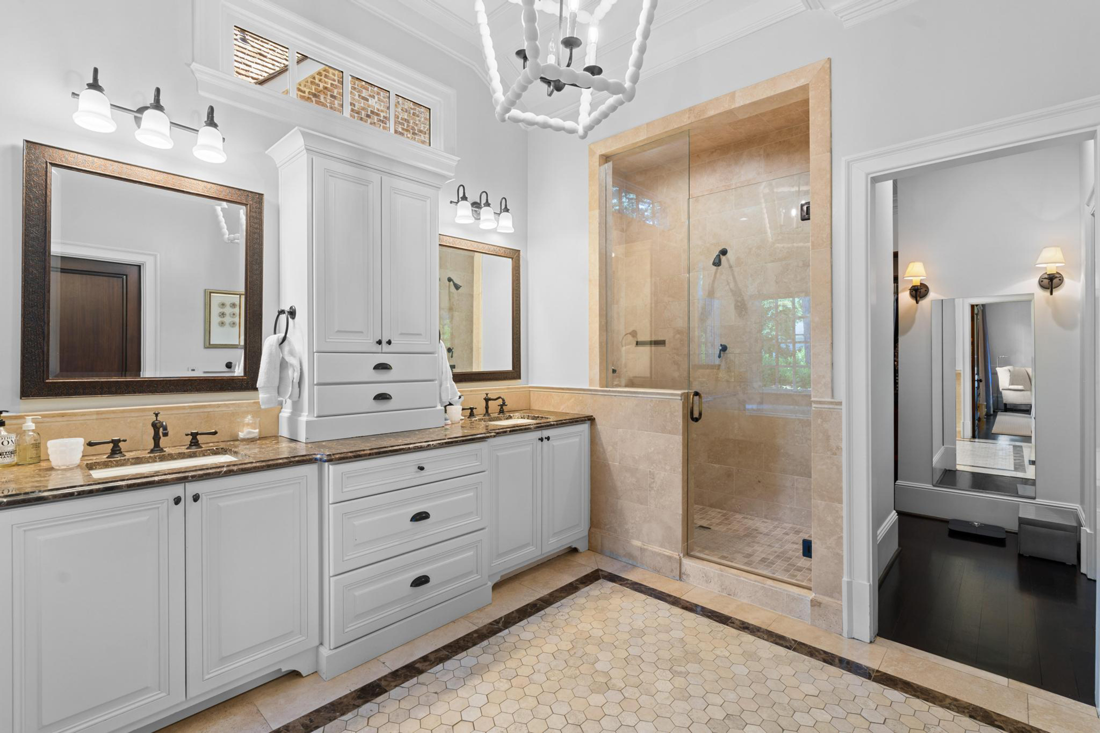  Sophisticated Newer Custom-built Home in Desirable Garden Hills - 物件實景