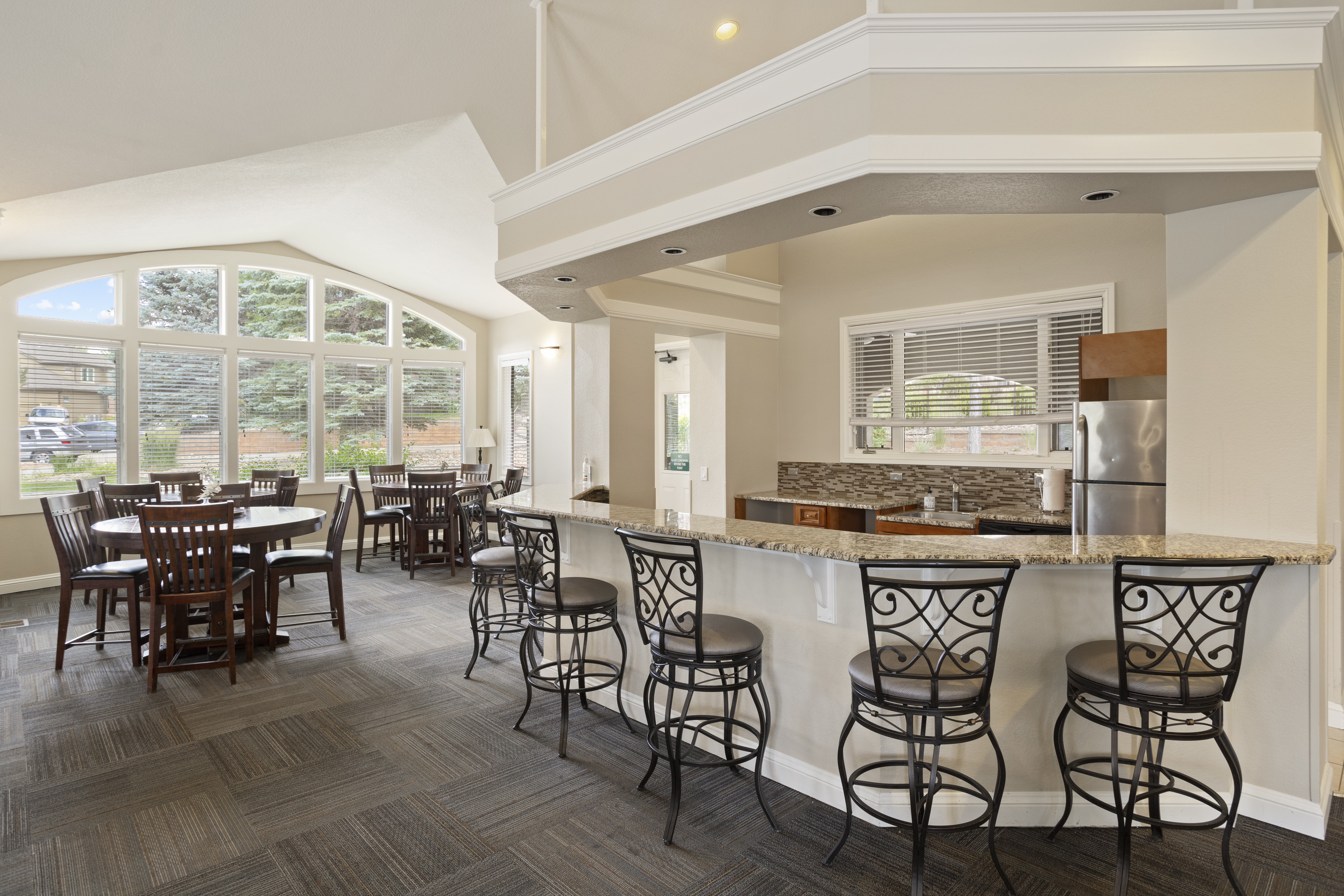  End Unit. 2-Car Garage. Resort Style Living. - 物件實景