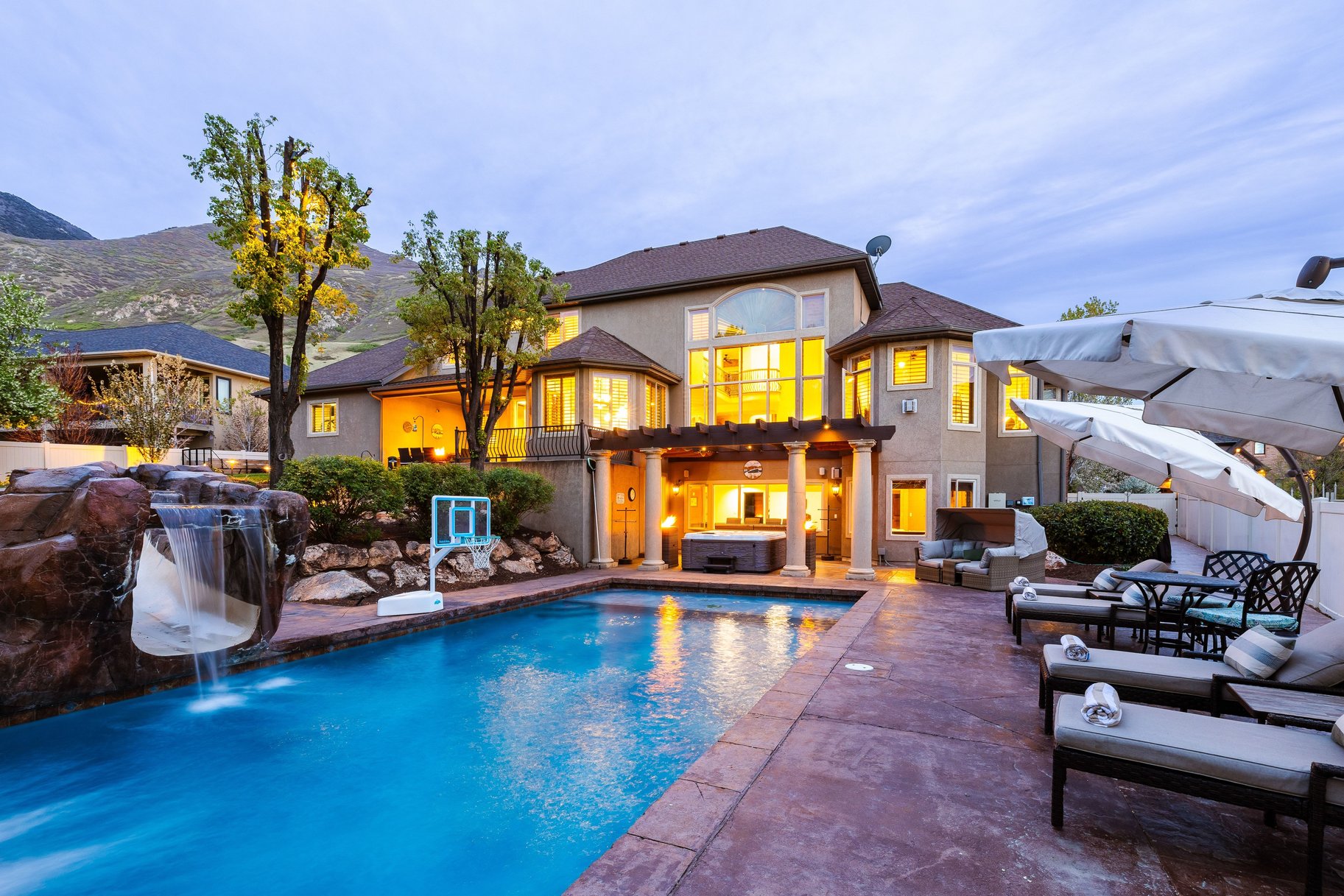  Custom 2-Story Parade Home with Dolphin Bolderscape Grotto Pool & 6 Car Garage - 物件實景