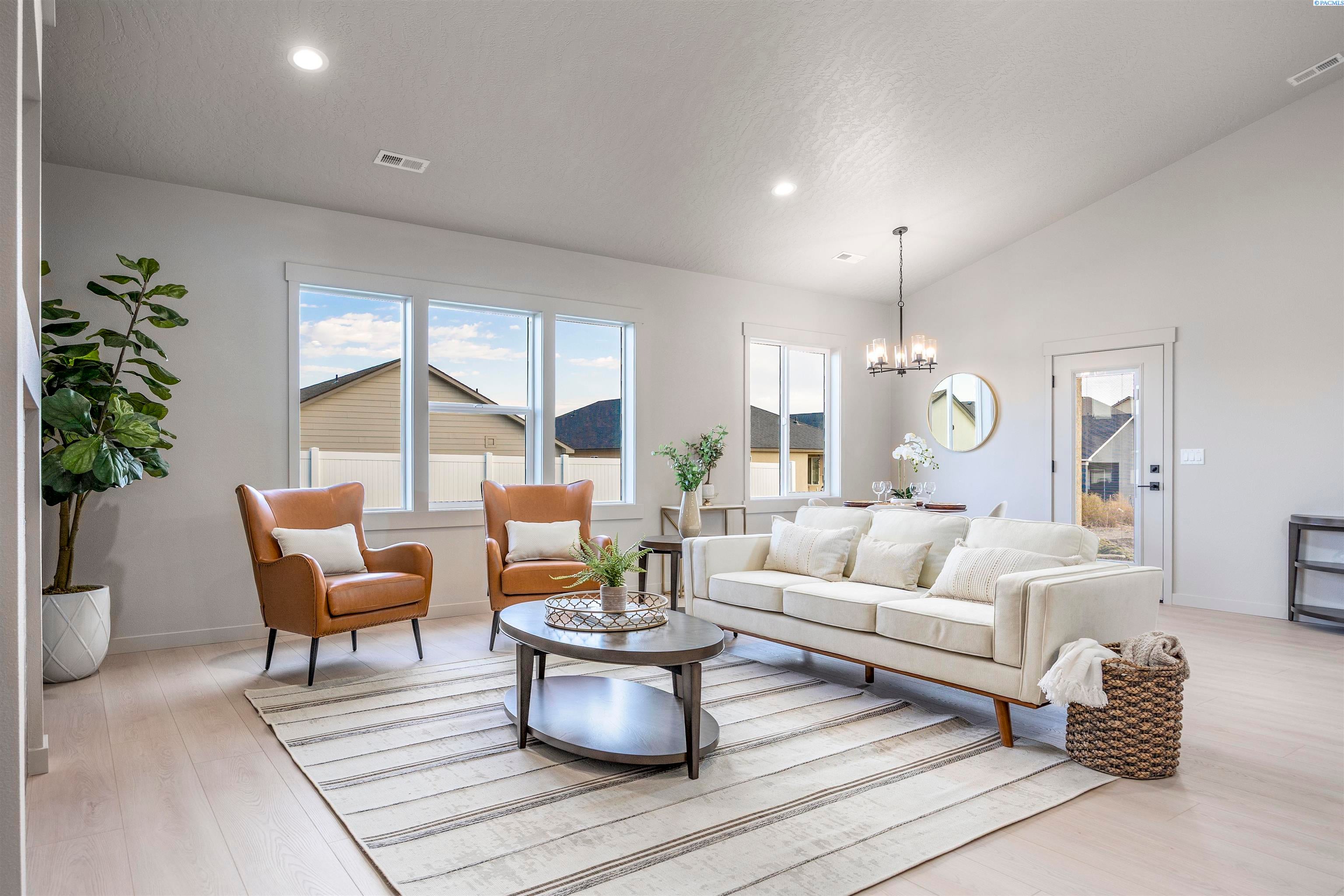 Richland, Washington, 99352, United States, 4 Bedrooms Bedrooms, ,3 BathroomsBathrooms,Residential,For Sale,1980389