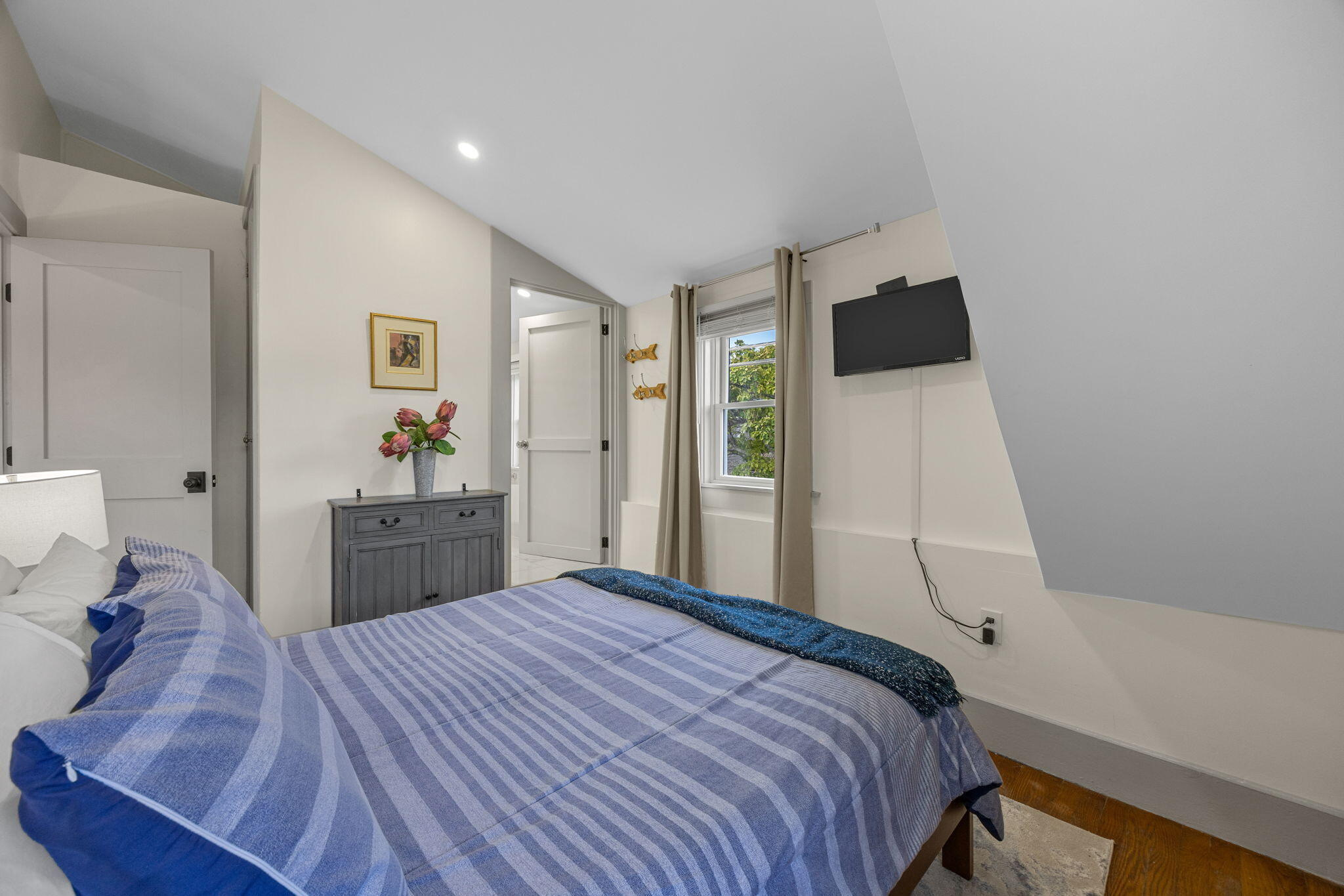  Soaring Ceilings, Two Private Decks & a Fresh Take on East End Living - 物件實景