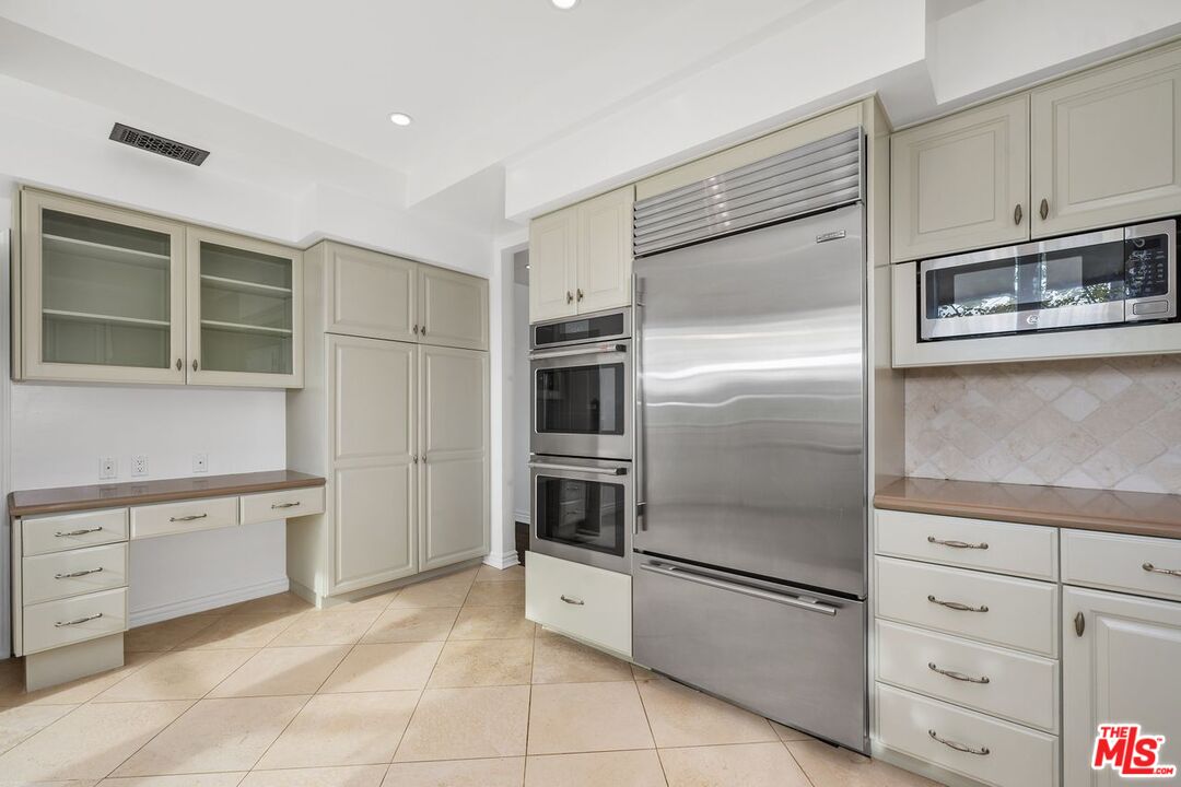 Pacific Palisades, California, 90272, United States, 2 Bedrooms Bedrooms, ,2 BathroomsBathrooms,Residential,For Sale,1991274