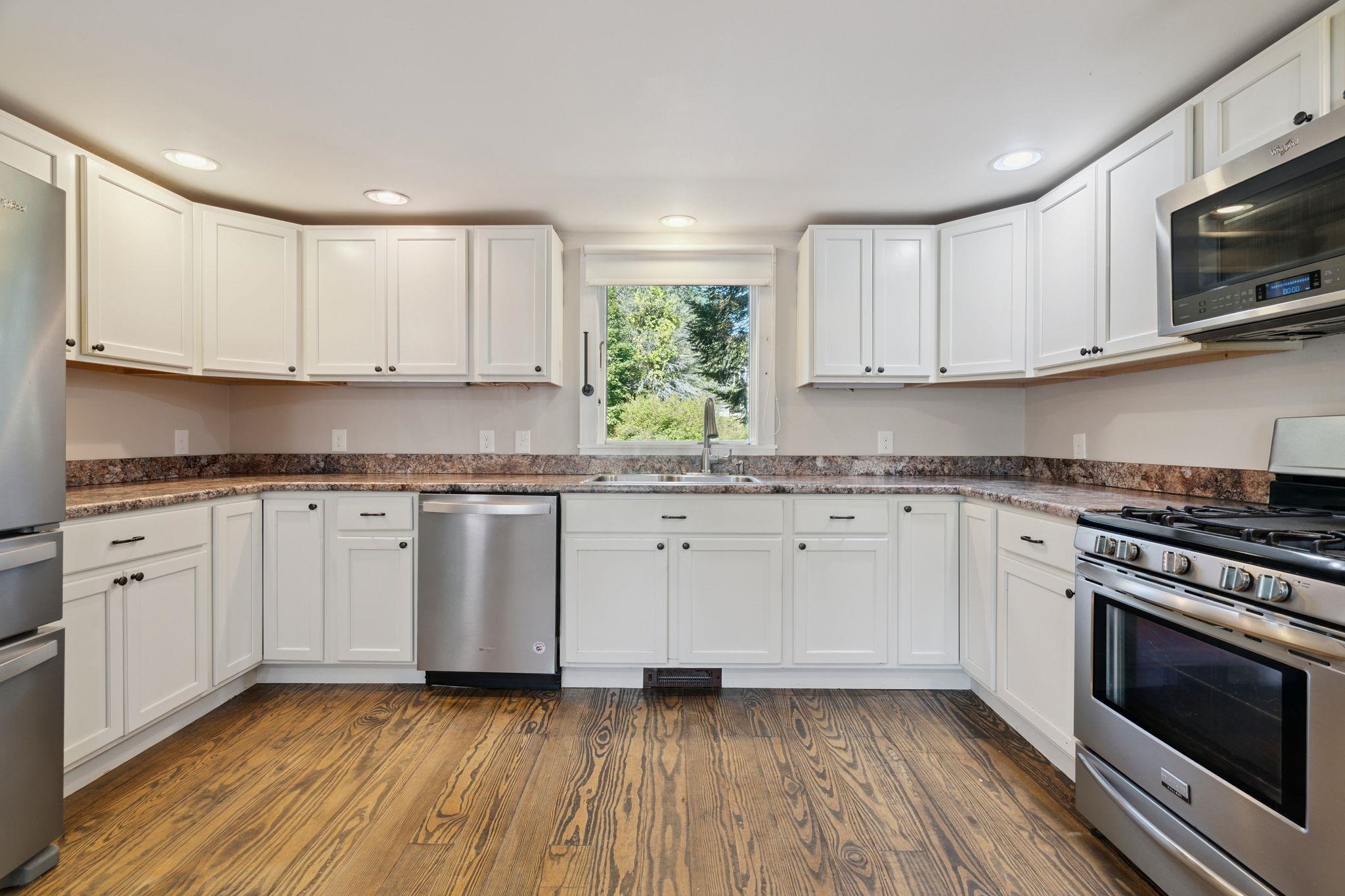 New London, New Hampshire, 03257, United States, 4 Bedrooms Bedrooms, ,2 BathroomsBathrooms,Residential,For Sale,1950111