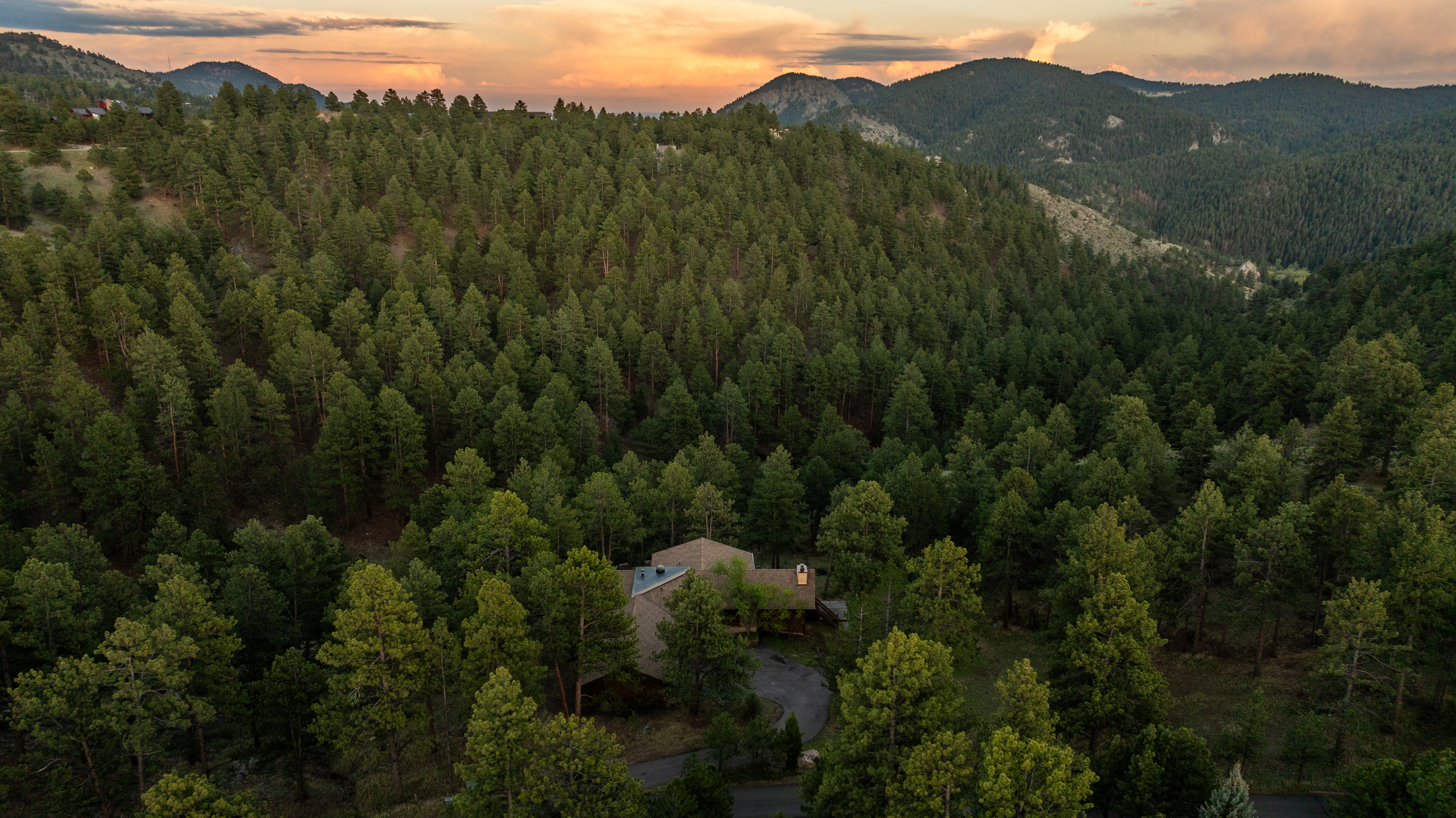  Ranch-style Custom Home on 1.16 Acre Sunny and Treed Lot in Genesee - 物件實景