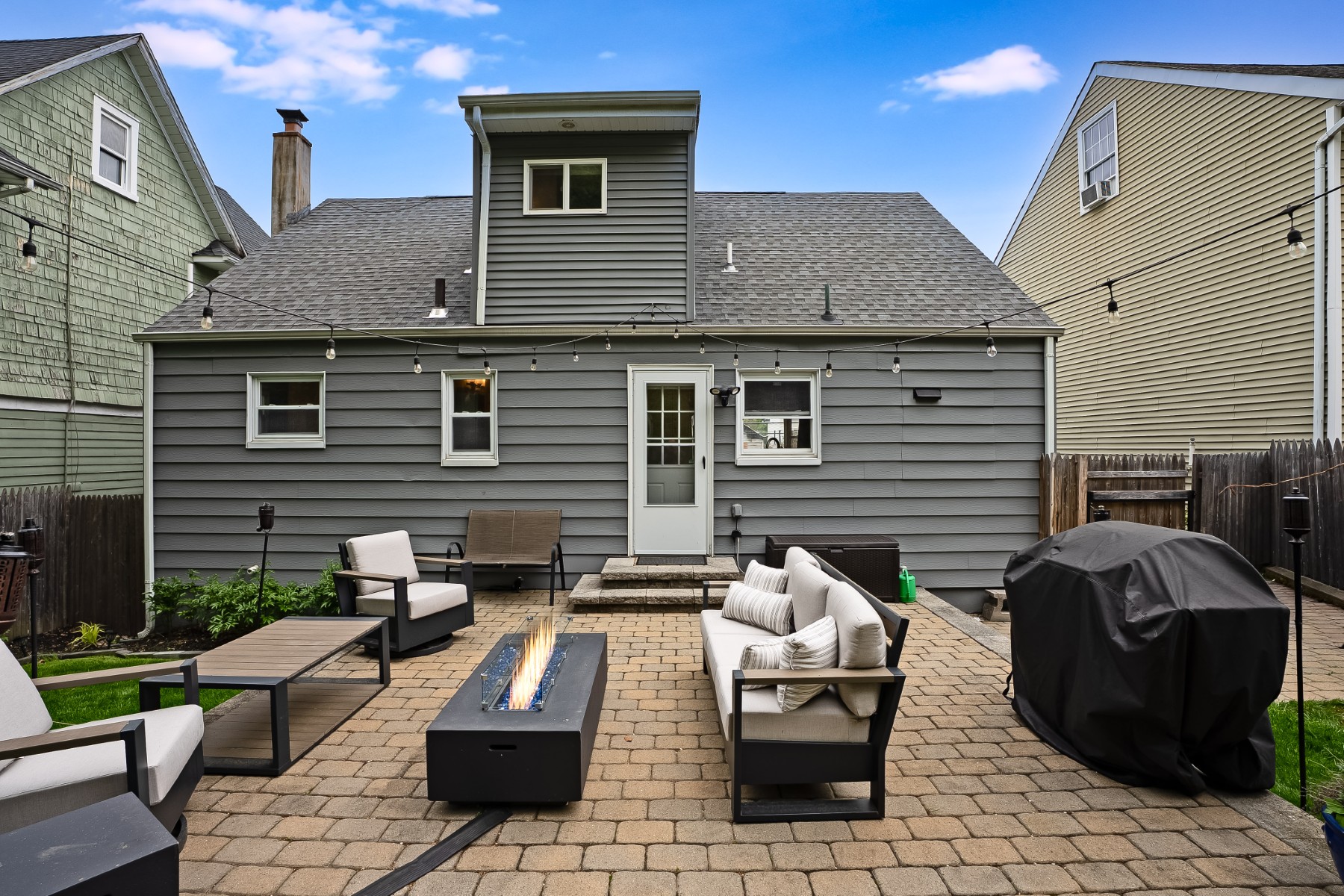  Sunny and Bright Cape Cod Home with Convenient Town Location - 物件實景