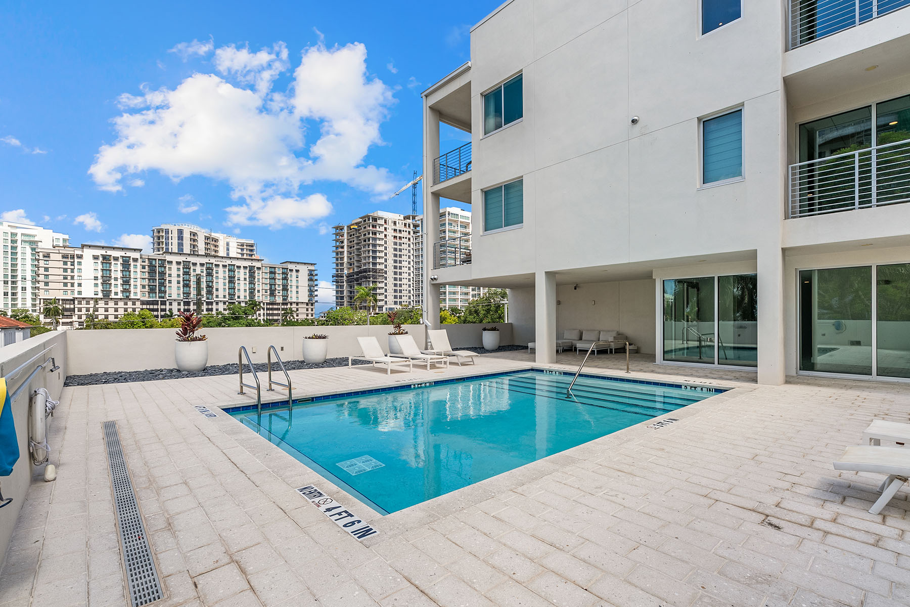  332 COCOANUT CONDOMINIUM - 物件實景
