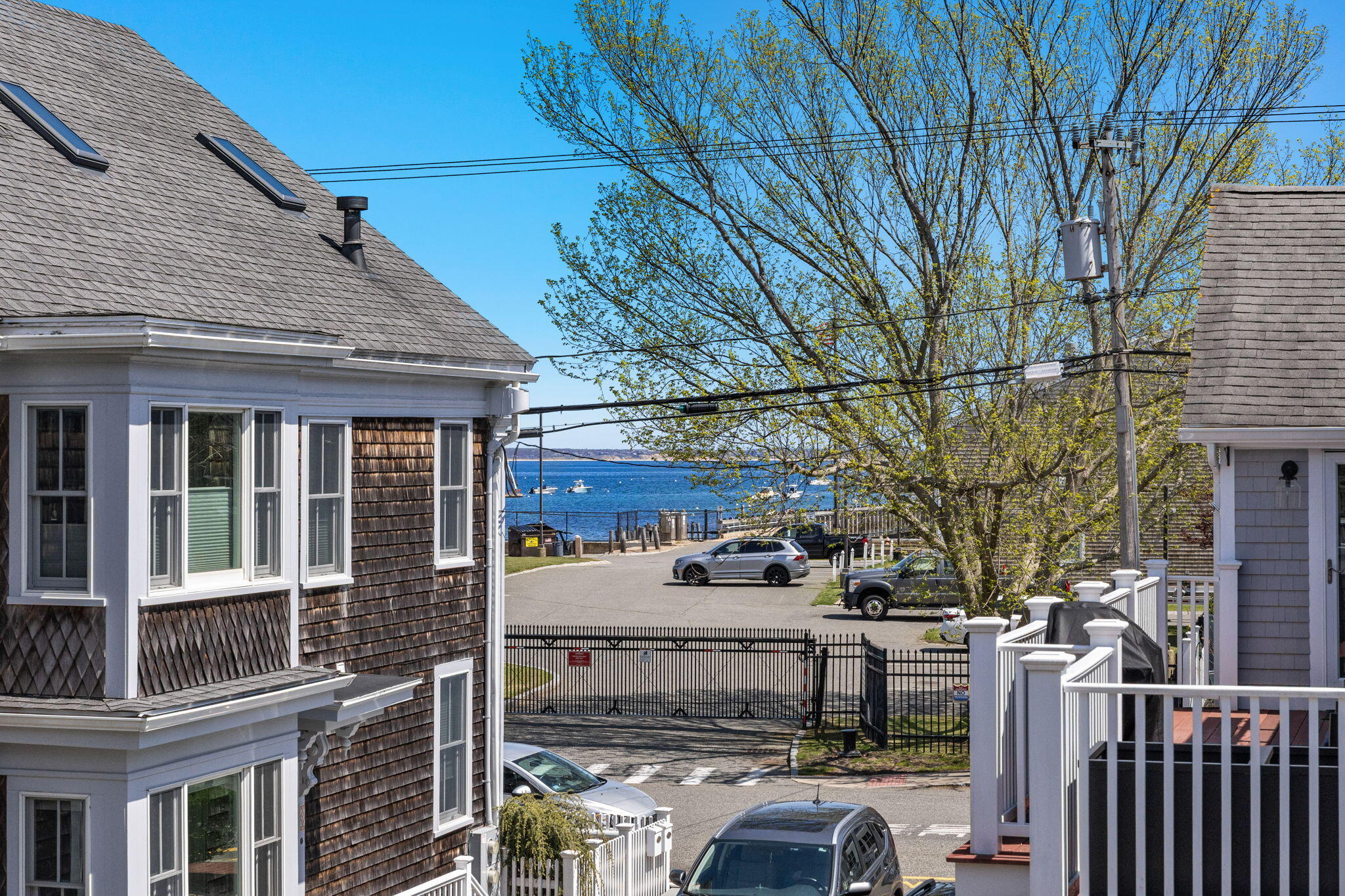  Private West End Escape with Expansive Deck and Natural Light - 物件實景