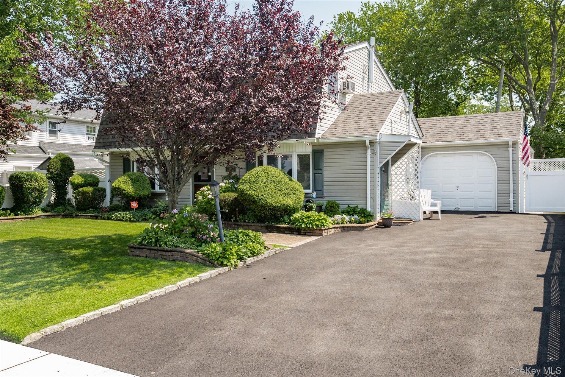 Levittown, New York, 11756, United States, 5 Bedrooms Bedrooms, ,2 BathroomsBathrooms,Residential,For Sale,1931352