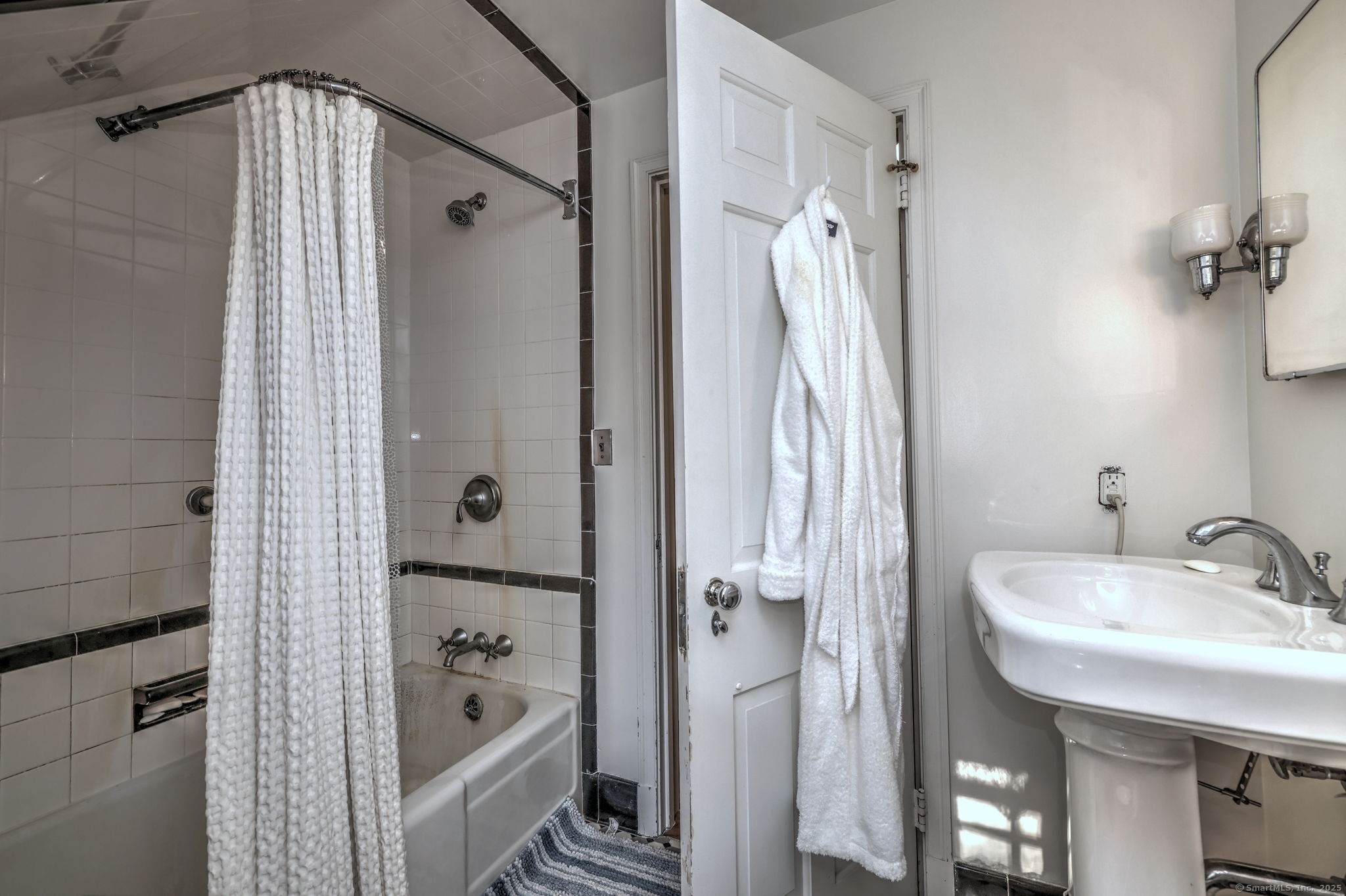 Woodbridge, Connecticut, 06525, United States, 4 Bedrooms Bedrooms, ,4 BathroomsBathrooms,Residential,For Sale,1902823