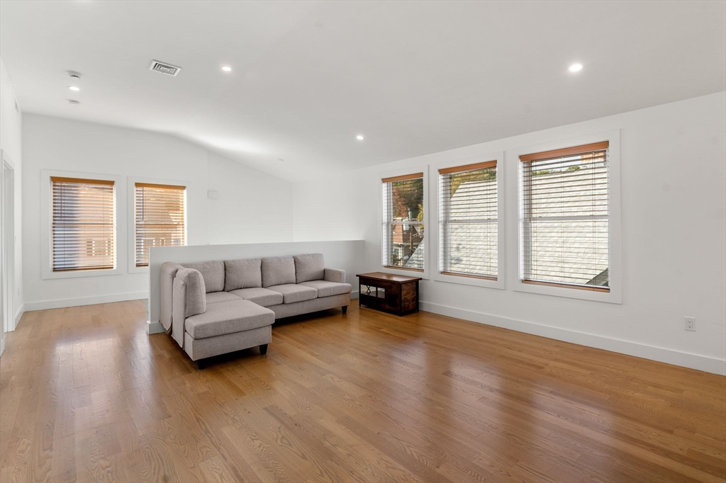 Waltham, Massachusetts, 02451, United States, 3 Bedrooms Bedrooms, ,2 BathroomsBathrooms,Residential,For Sale,1960528