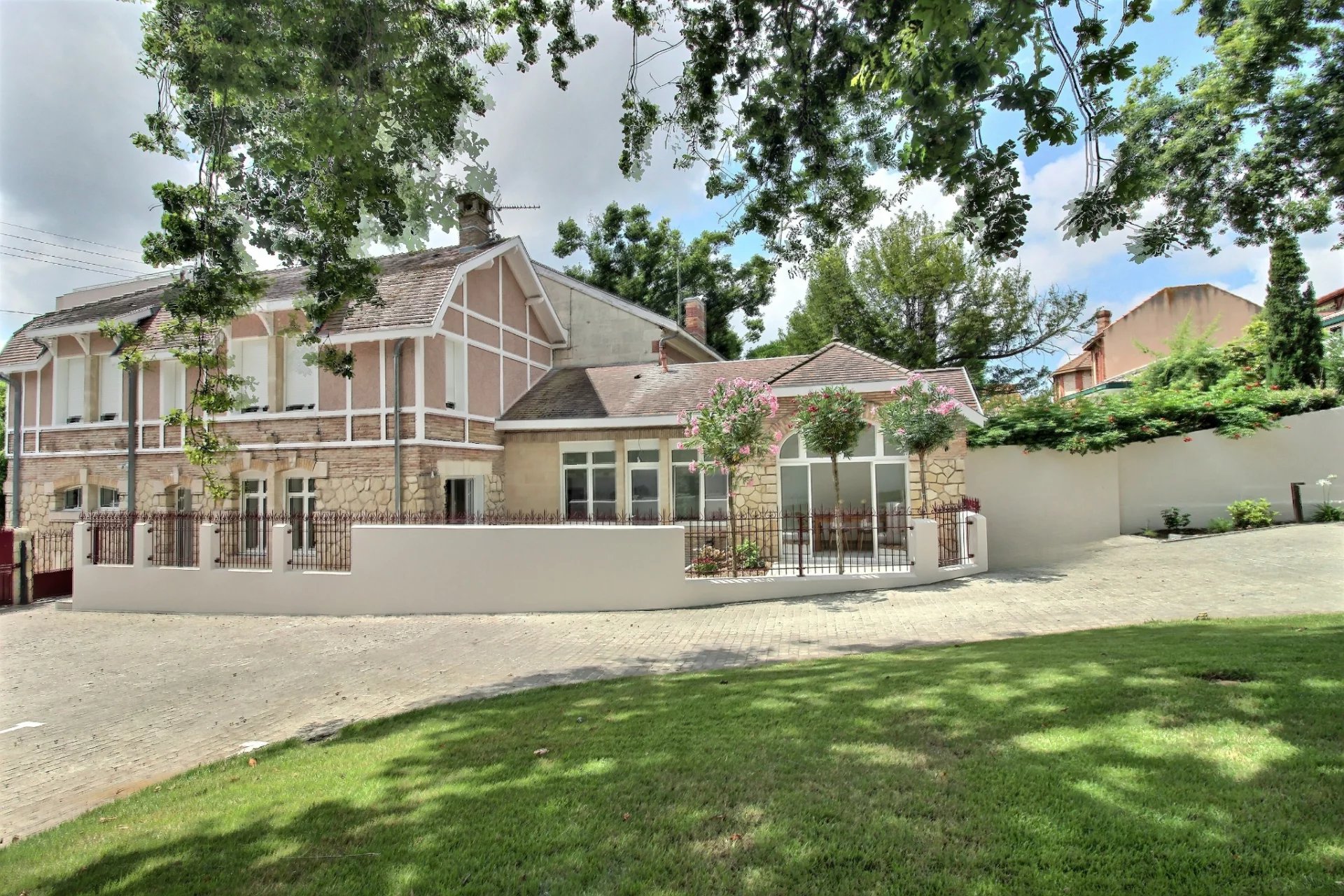 Arcachon, New Aquitaine, 33120, FR, 3 Bedrooms Bedrooms, ,2 BathroomsBathrooms,Residential,For Sale,1628041