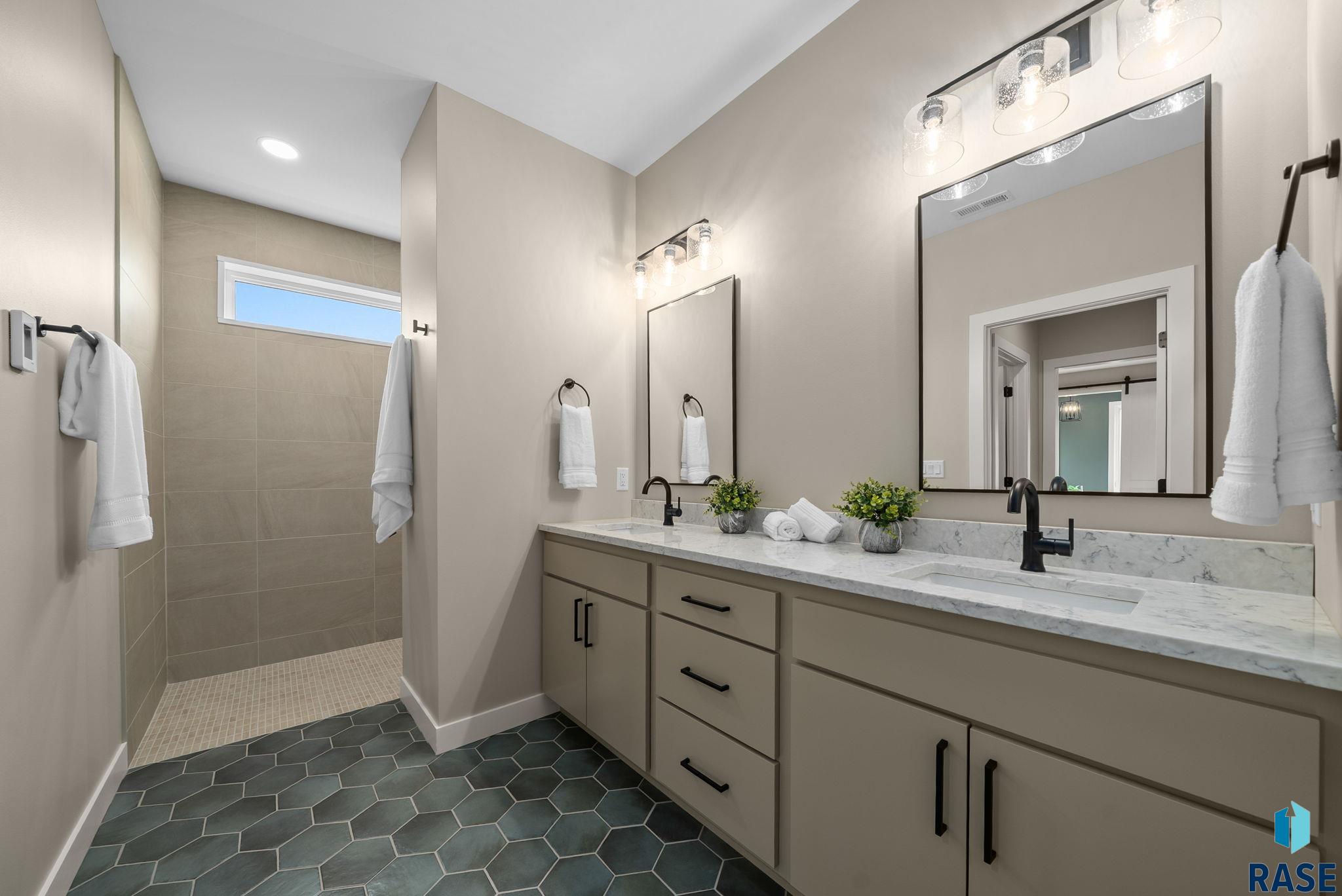 Sioux Falls, South Dakota, 57110, United States, 3 Bedrooms Bedrooms, ,3 BathroomsBathrooms,Residential,For Sale,2005643