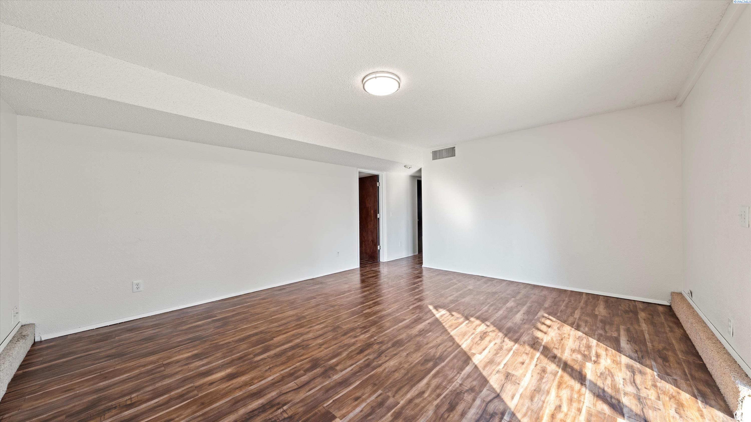 Kennewick, Washington, 99338, United States, 4 Bedrooms Bedrooms, ,1 BathroomBathrooms,Residential,For Sale,1933317