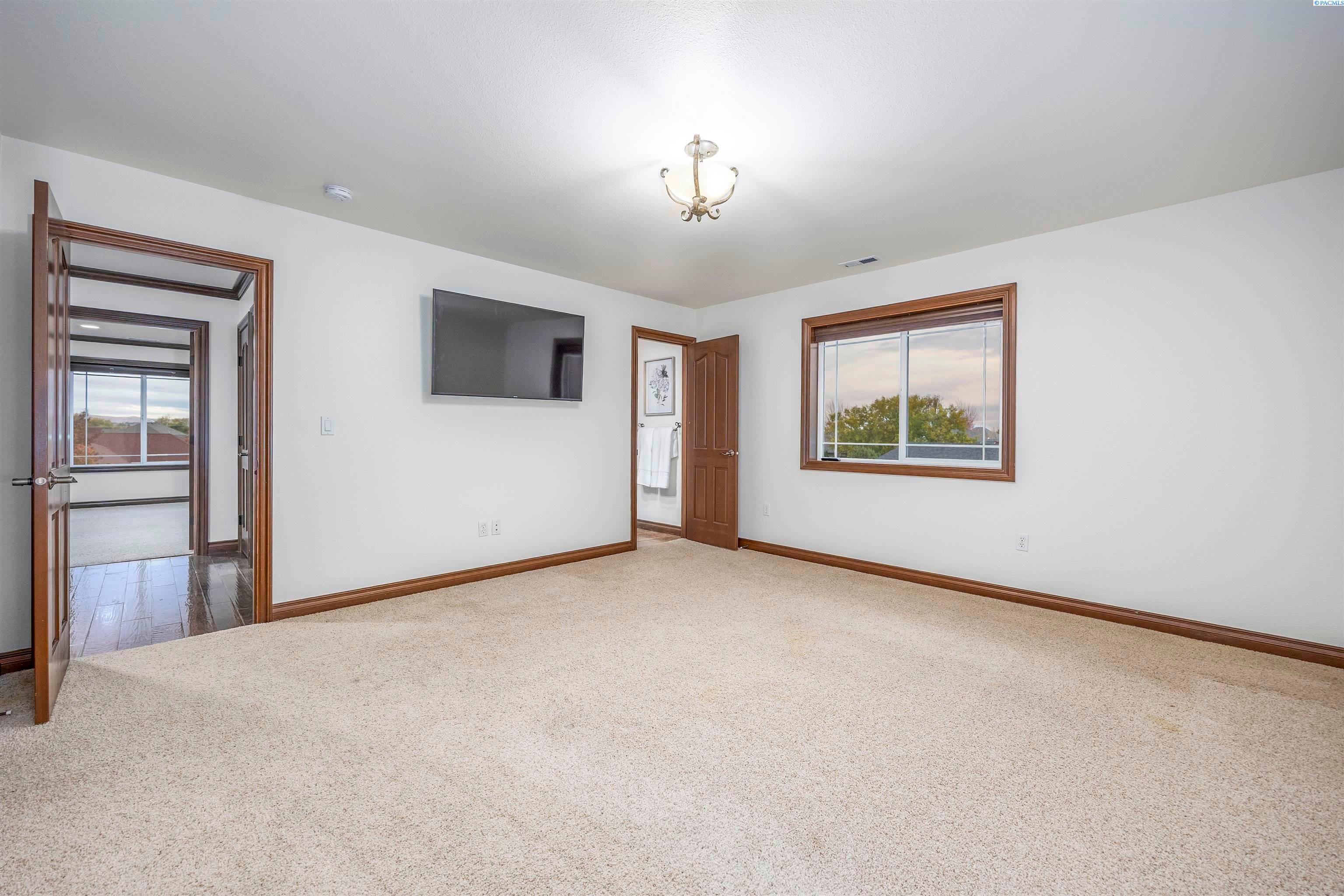 Pasco, Washington, 99301, United States, 5 Bedrooms Bedrooms, ,4 BathroomsBathrooms,Residential,For Sale,1988519