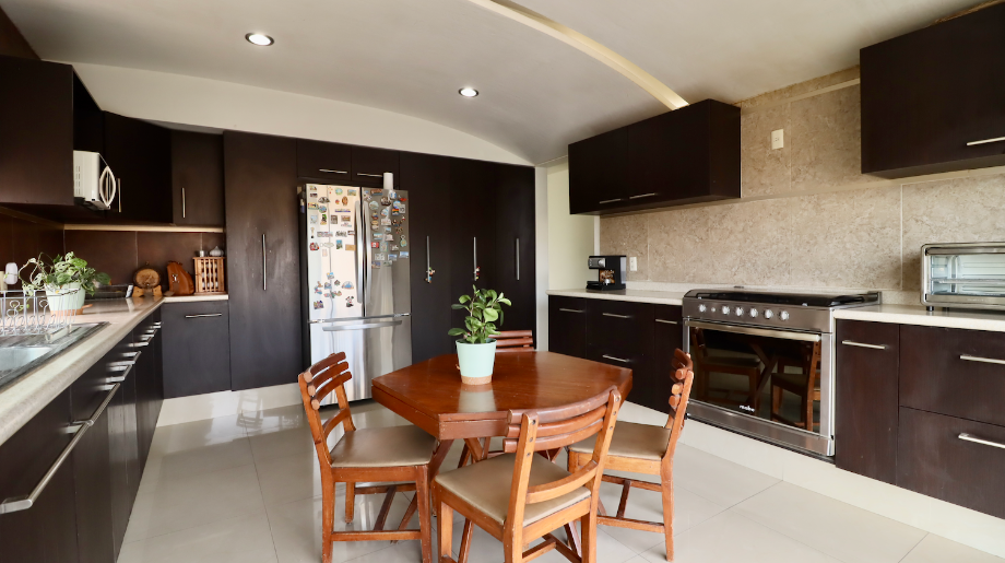 Morelia, Michoacán de Ocampo, 58350, Mexico, 4 Bedrooms Bedrooms, ,4 BathroomsBathrooms,Residential,For Sale,1998426