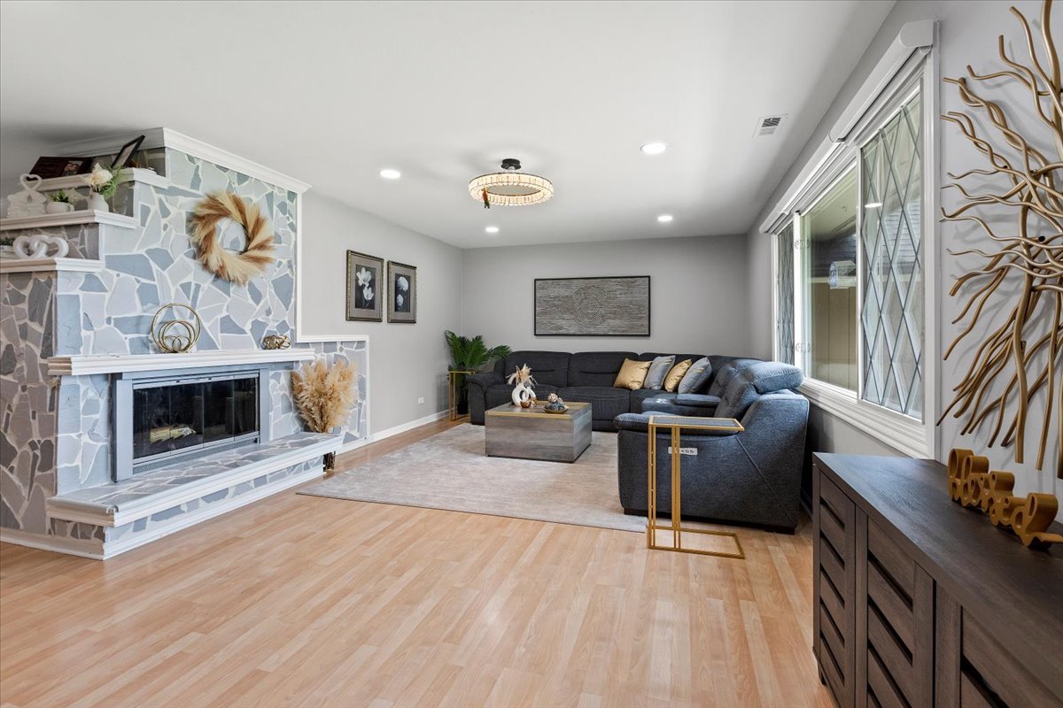 Schaumburg, Illinois, 60193, United States, 4 Bedrooms Bedrooms, ,3 BathroomsBathrooms,Residential,For Sale,1865850