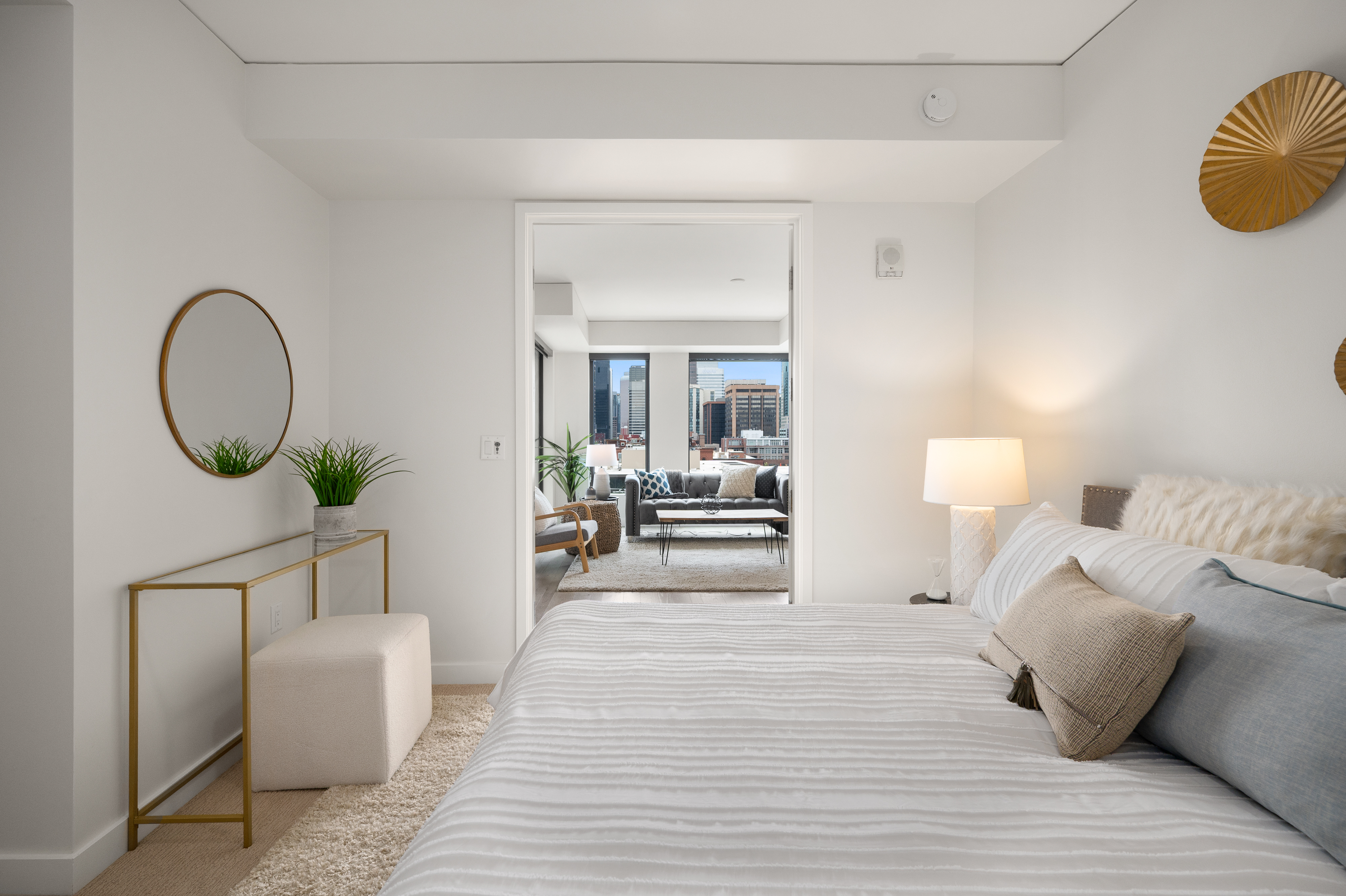 Phenomenal Views From The Floor To Ceiling Windows In This Downtown Building - 物件實景
