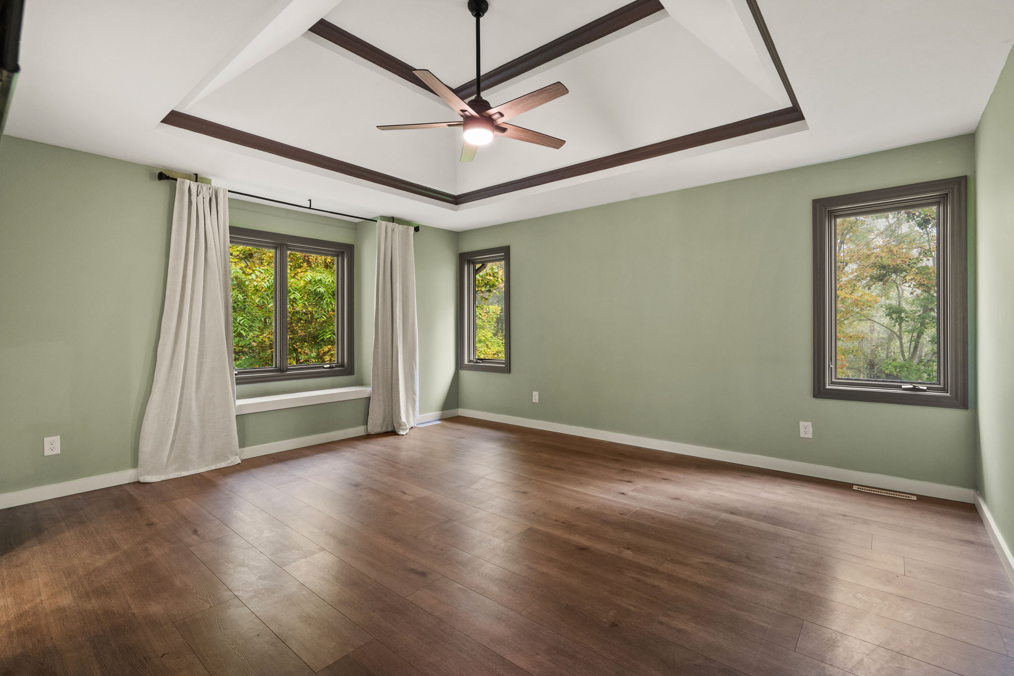 Fully Updated 5 Bedroom Home on Private, Wooded Lot in Gated Community - 物件實景